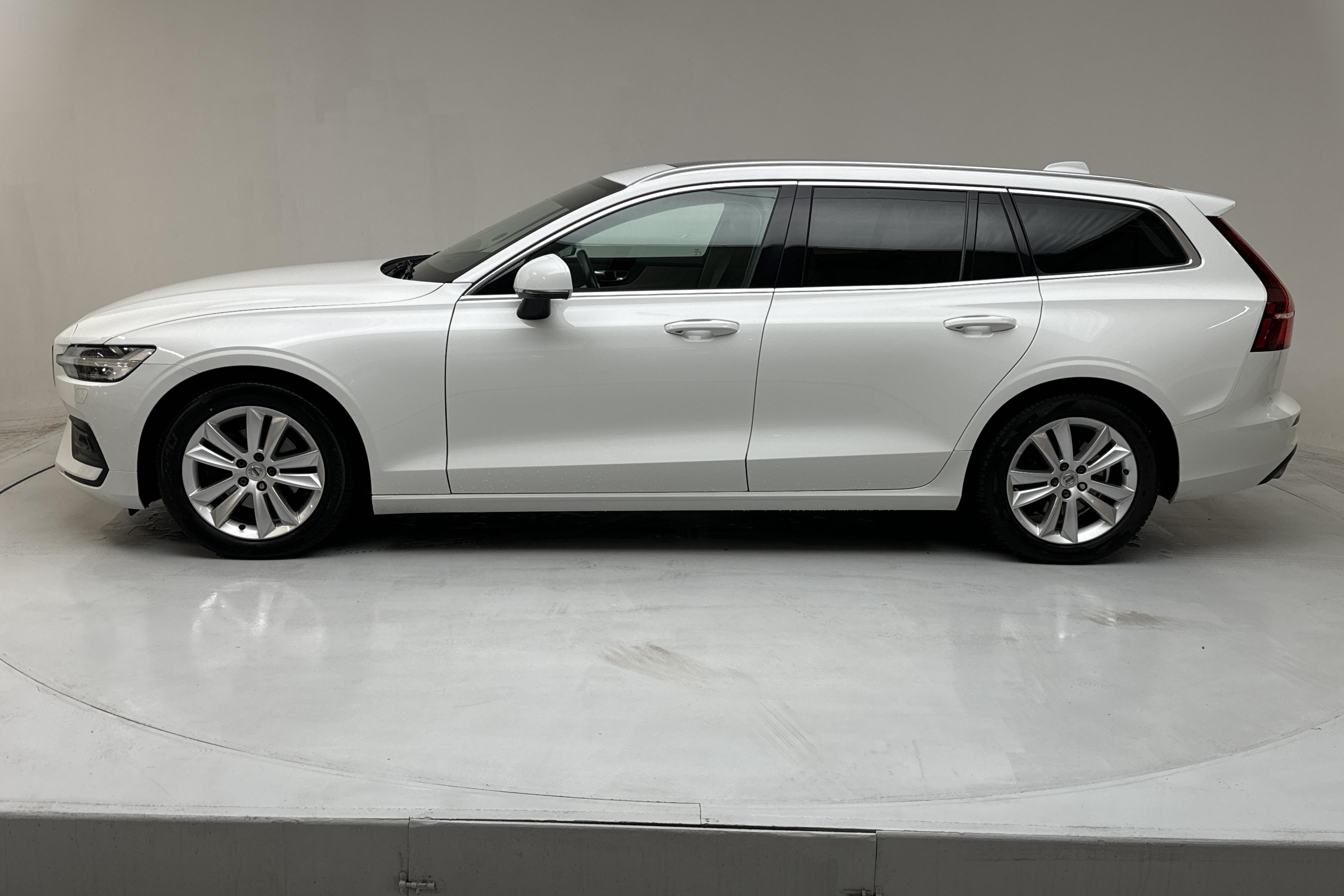 Volvo V60 B4 Mildhybrid, Diesel (197hk) - 85 800 km - Automatyczna - biały - 2021