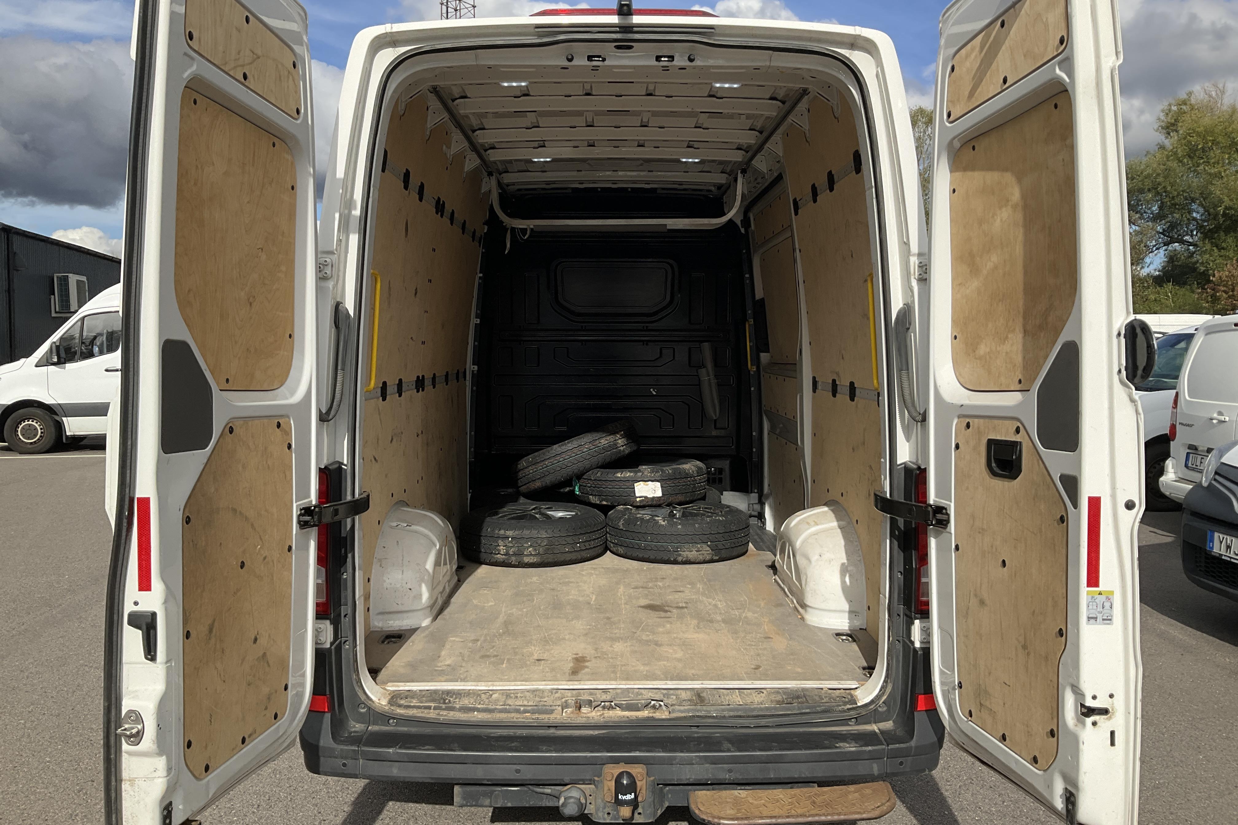 VW Crafter 35 2.0 TDI Skåp (177hk) - 210 410 km - Automatyczna - biały - 2017