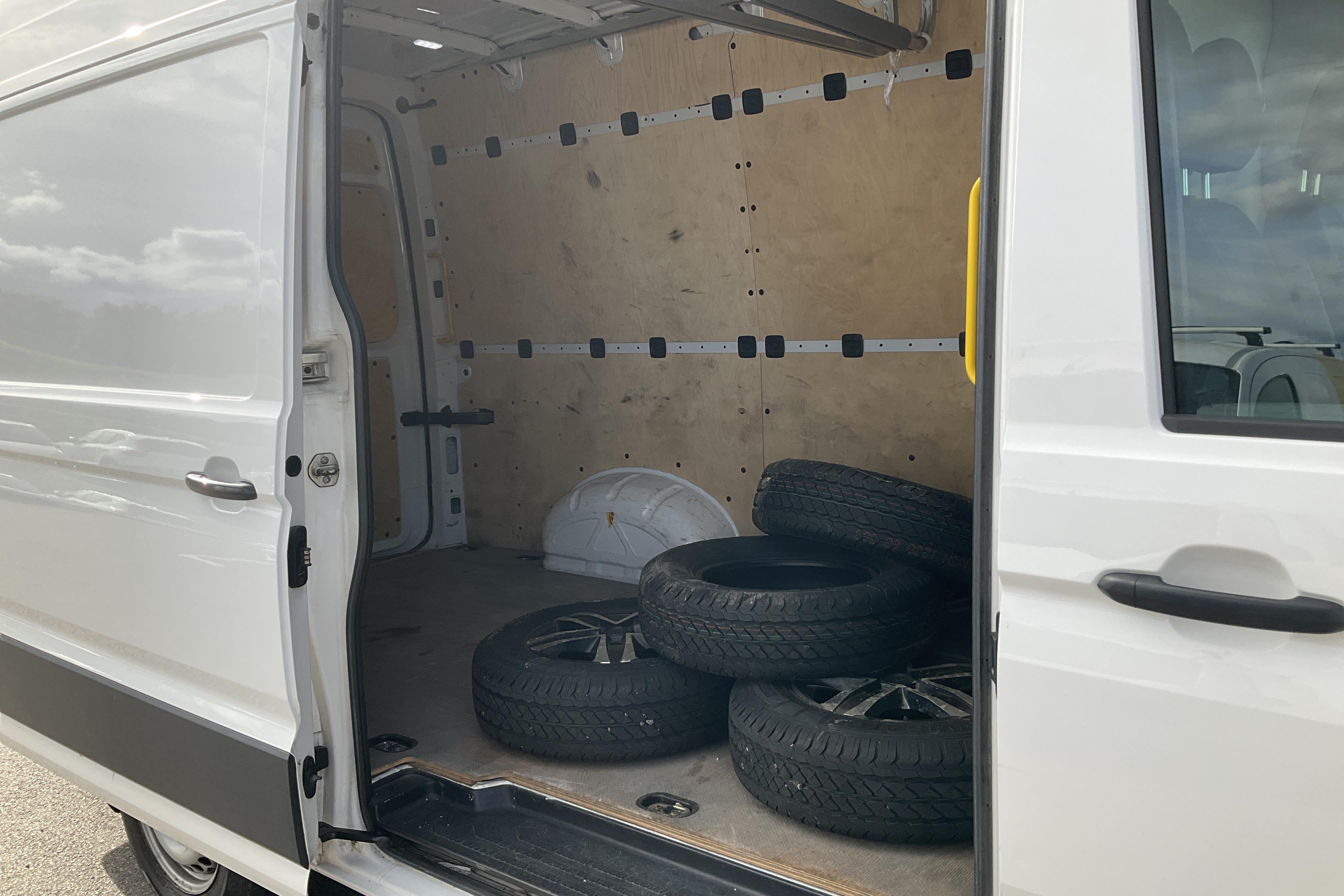 VW Crafter 35 2.0 TDI Skåp (177hk) - 210 410 km - Automaatne - valge - 2017