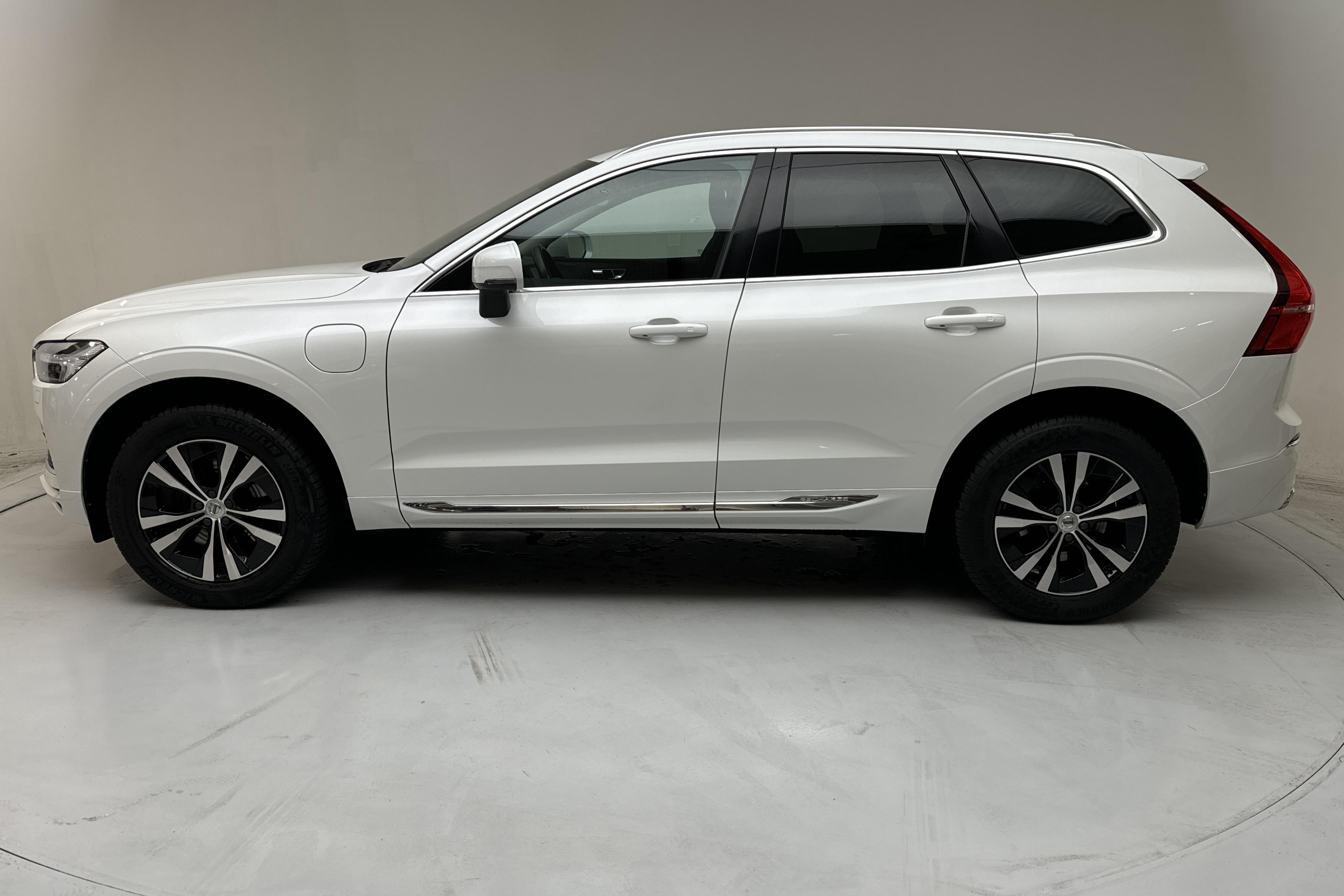 Volvo XC60 T6 AWD Recharge (340hk) - 6 456 mil - Automat - vit - 2021