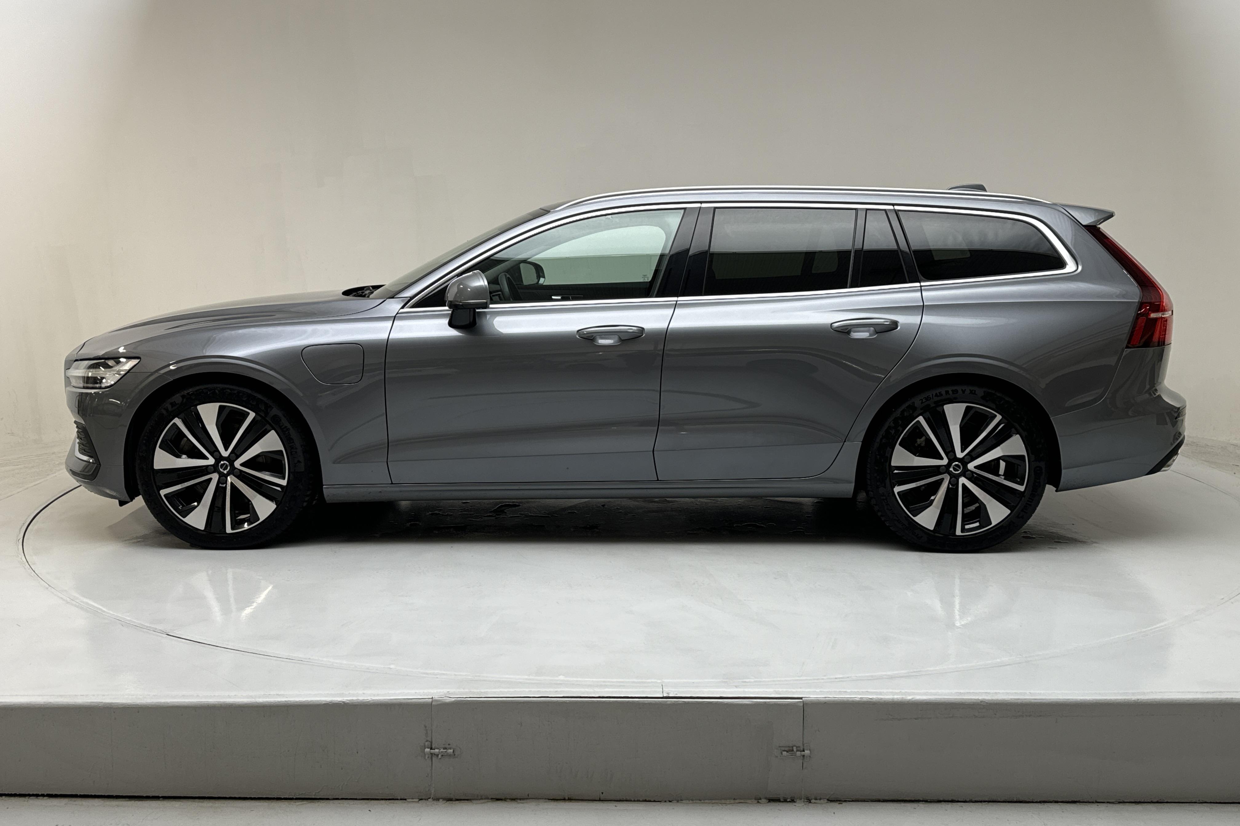 Volvo V60 T6 AWD Twin Engine (340hk) - 9 007 mil - Automat - grå - 2021