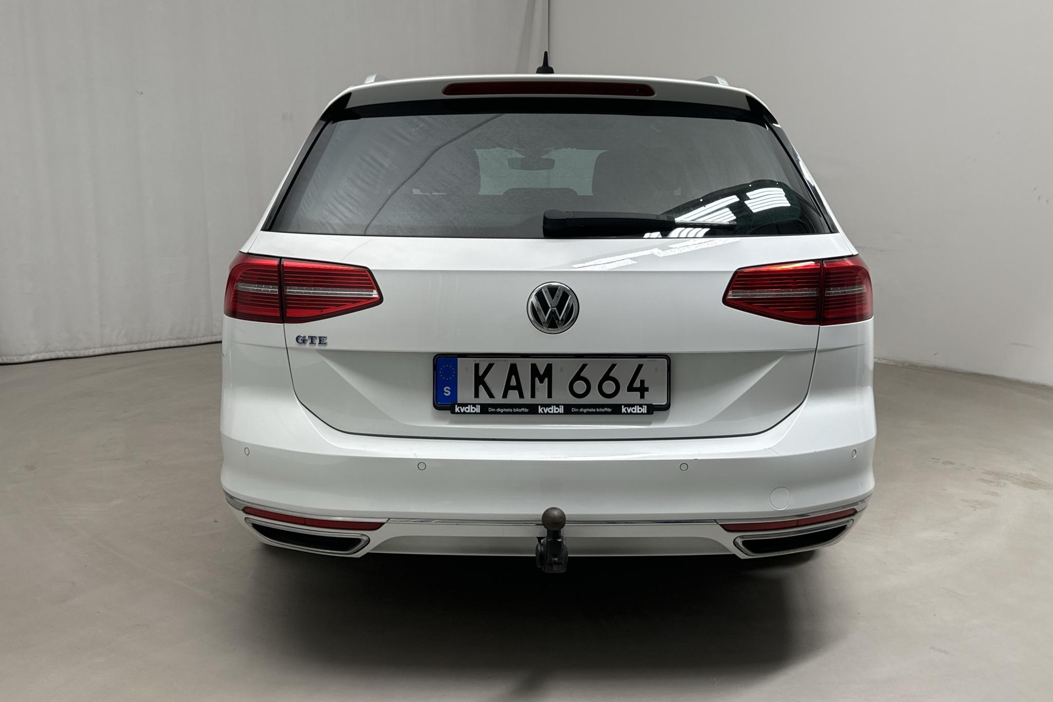 VW Passat 1.4 Plug-in-Hybrid Sportscombi (218hk) - 126 060 km - Automatyczna - biały - 2017