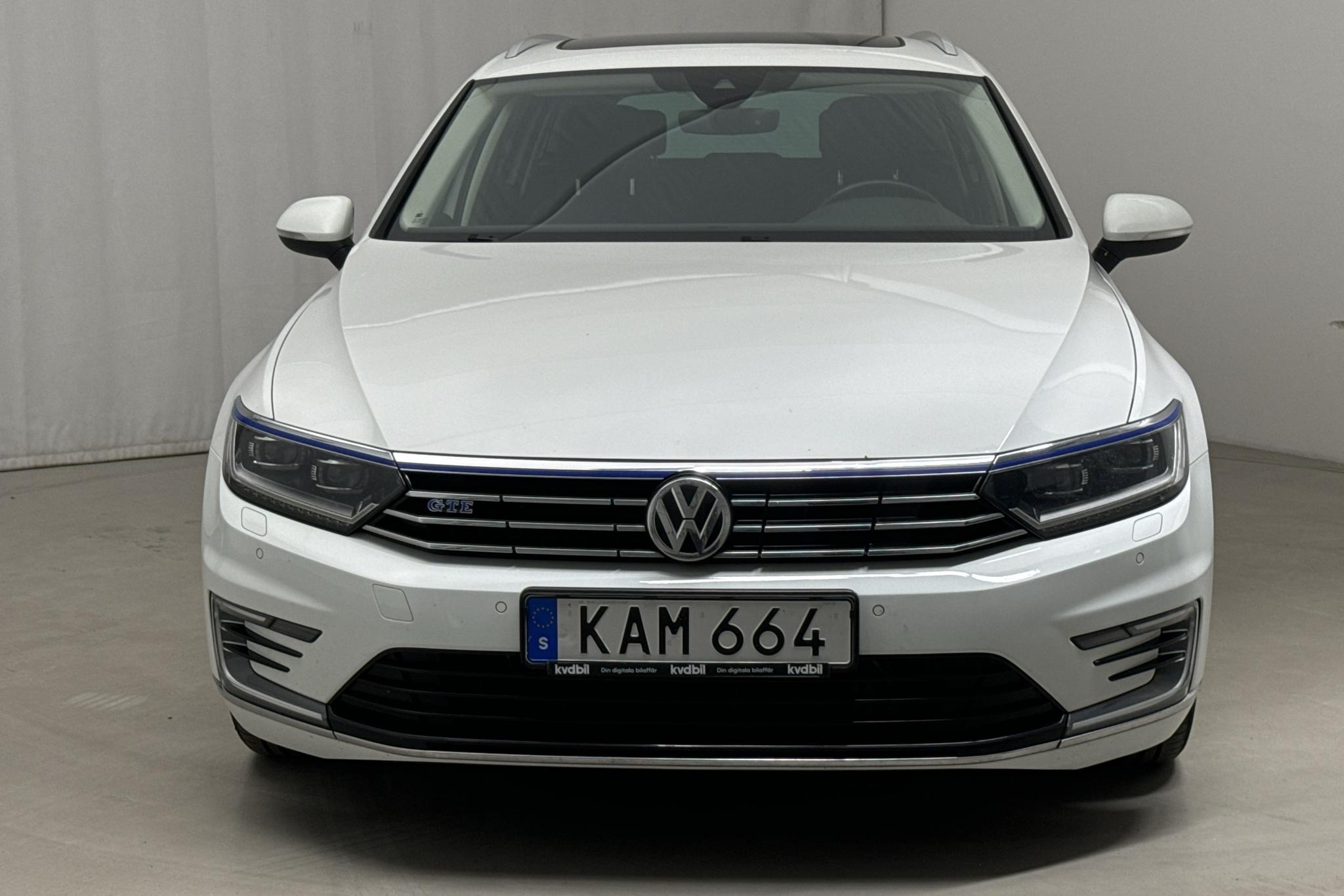 VW Passat 1.4 Plug-in-Hybrid Sportscombi (218hk) - 126 060 km - Automatyczna - biały - 2017