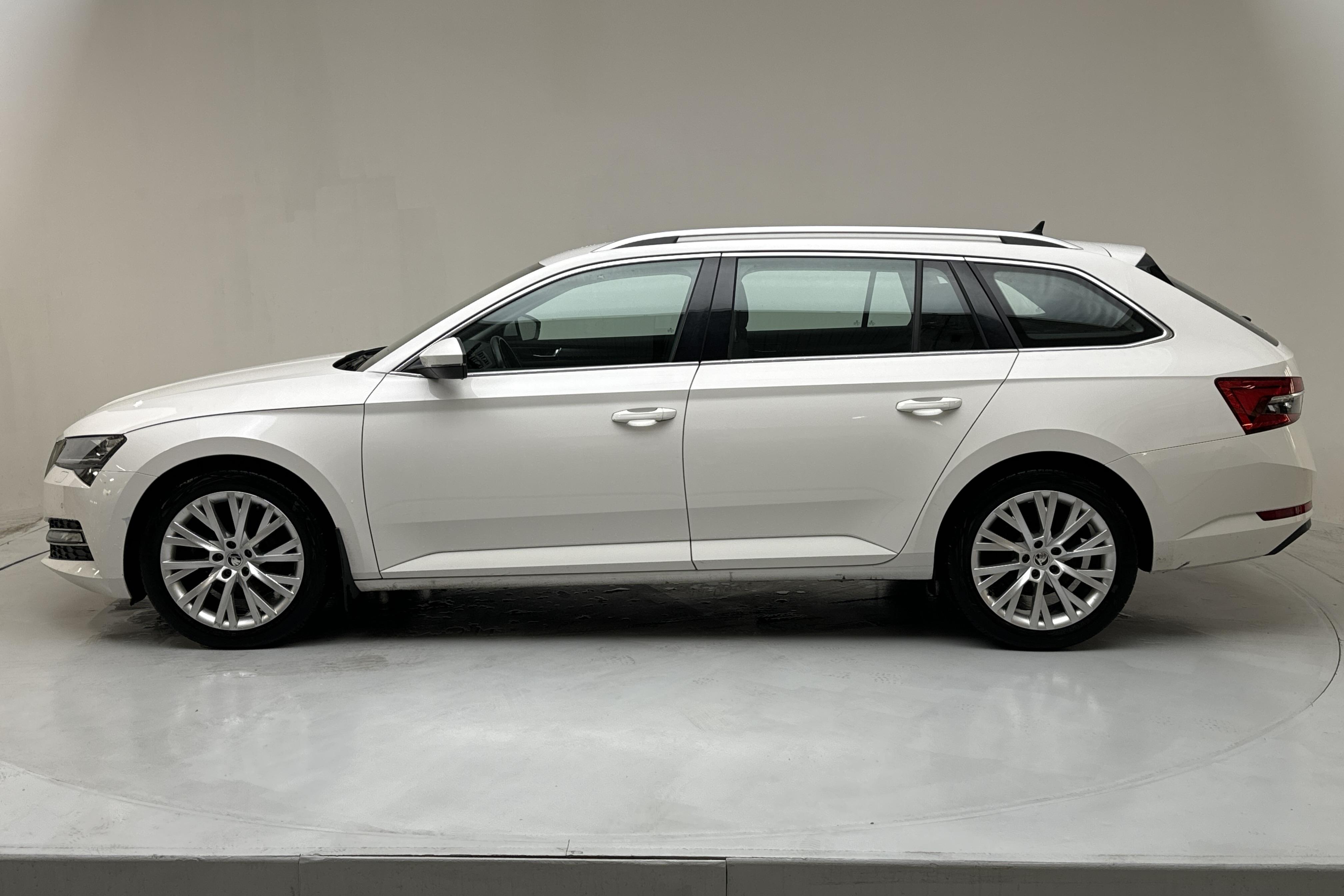 Skoda Superb Kombi 2.0 TDI (150hk) - 8 806 mil - Automat - vit - 2021