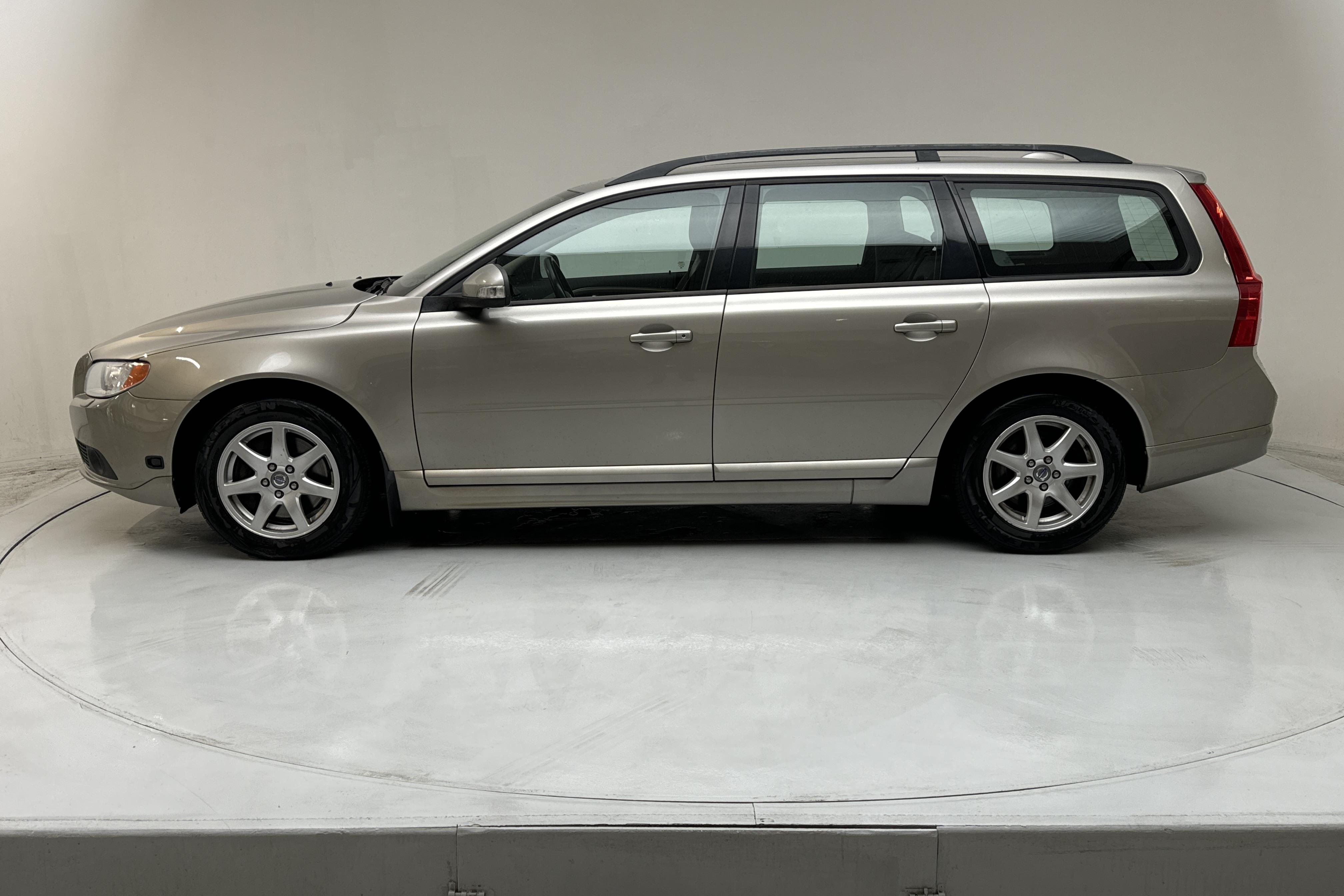 Volvo V70 II 2.5FT (200hk) - 19 966 mil - Automat - Light Brown - 2009