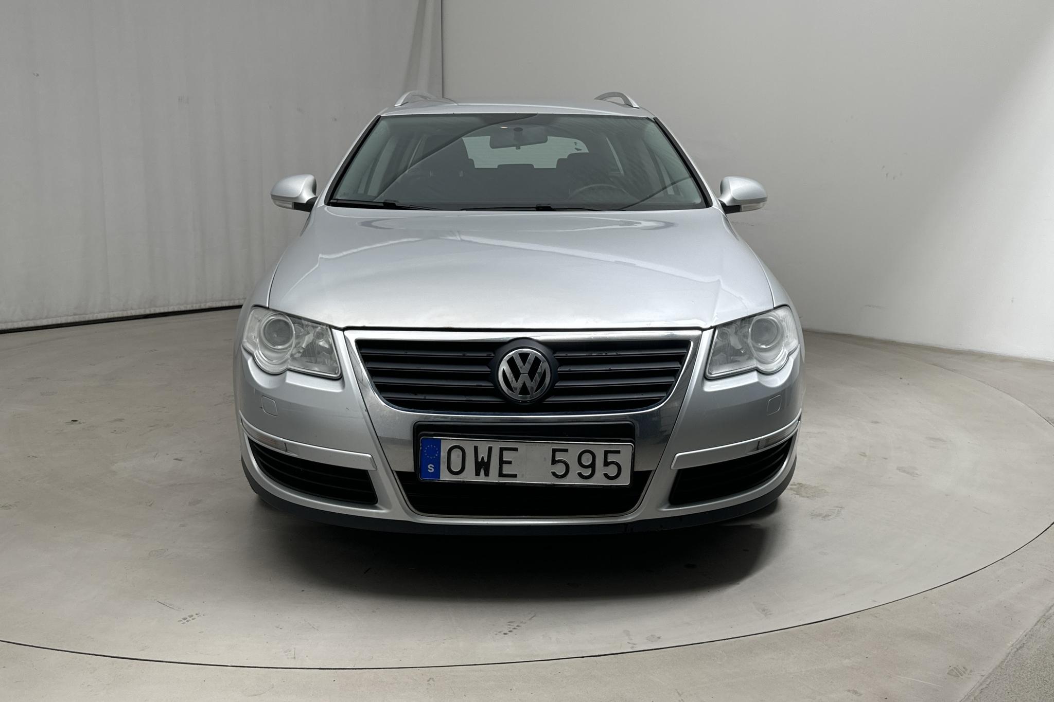 VW Passat 1.6 TDI BlueMotion Variant (105hk) - 205 250 km - Manual - silver - 2010