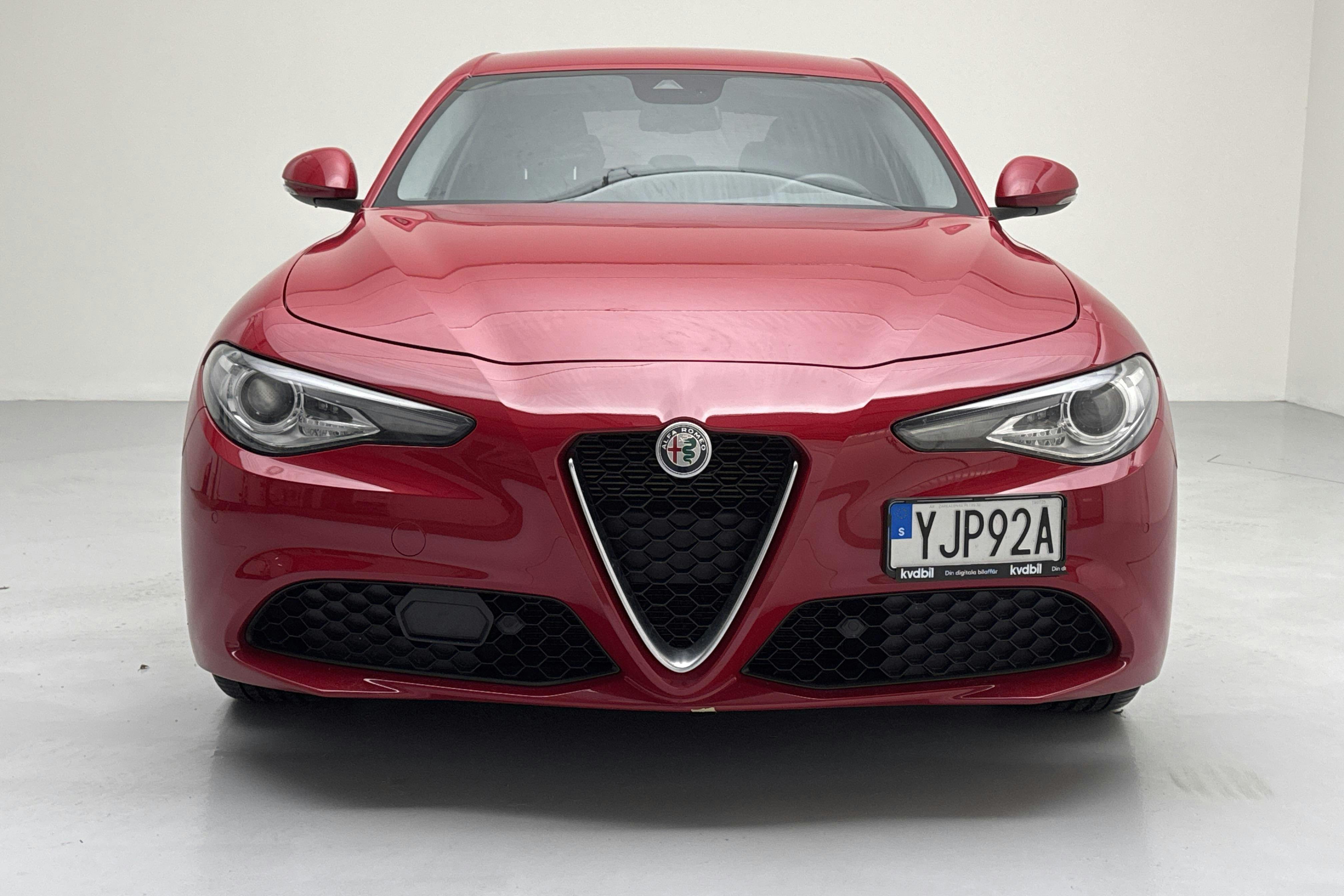 Alfa Romeo Giulia 2.0 (200hk) - 105 570 km - Automatyczna - Dark Red - 2019