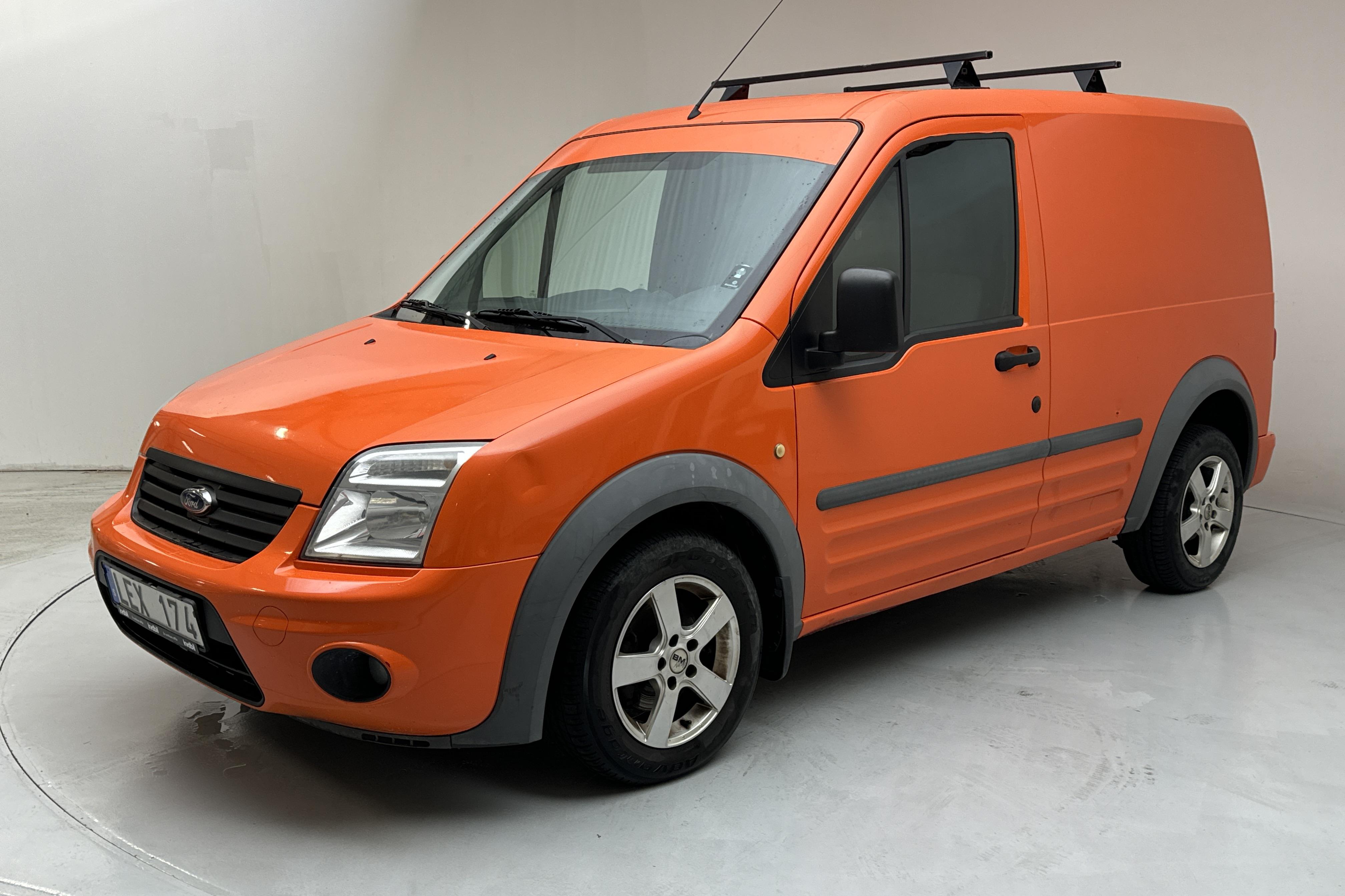 Ford Transit Connect 1.8 TDCi (90hk) - 123 060 km - Manuaalinen - oranssi - 2011