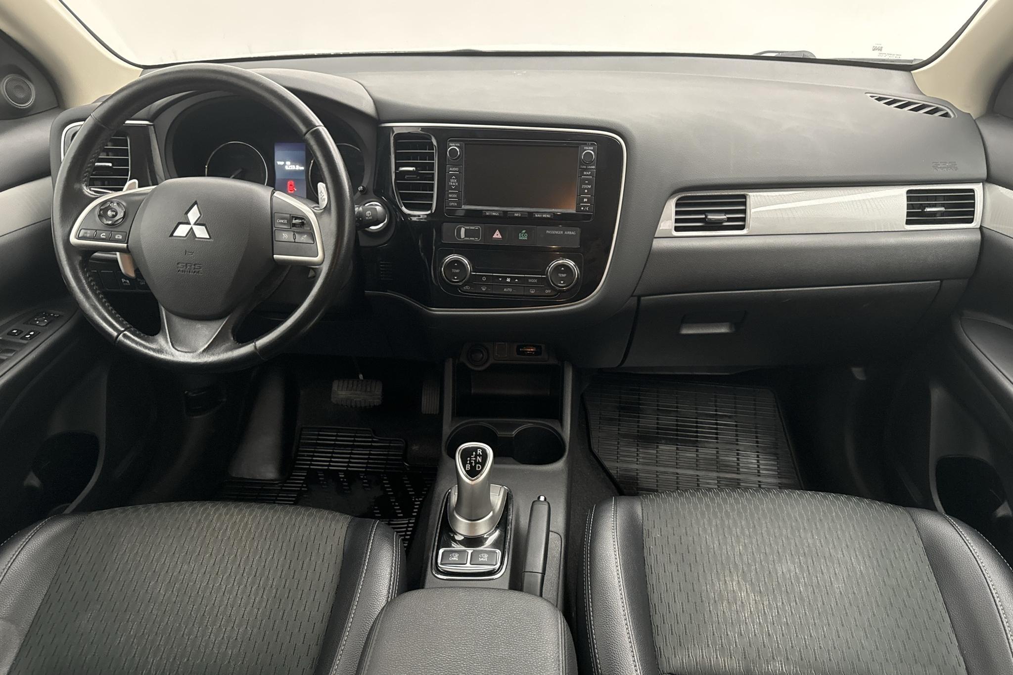 Mitsubishi Outlander 2.0 Plug-in Hybrid 4WD (121hk) - 9 179 mil - Automat - vit - 2015