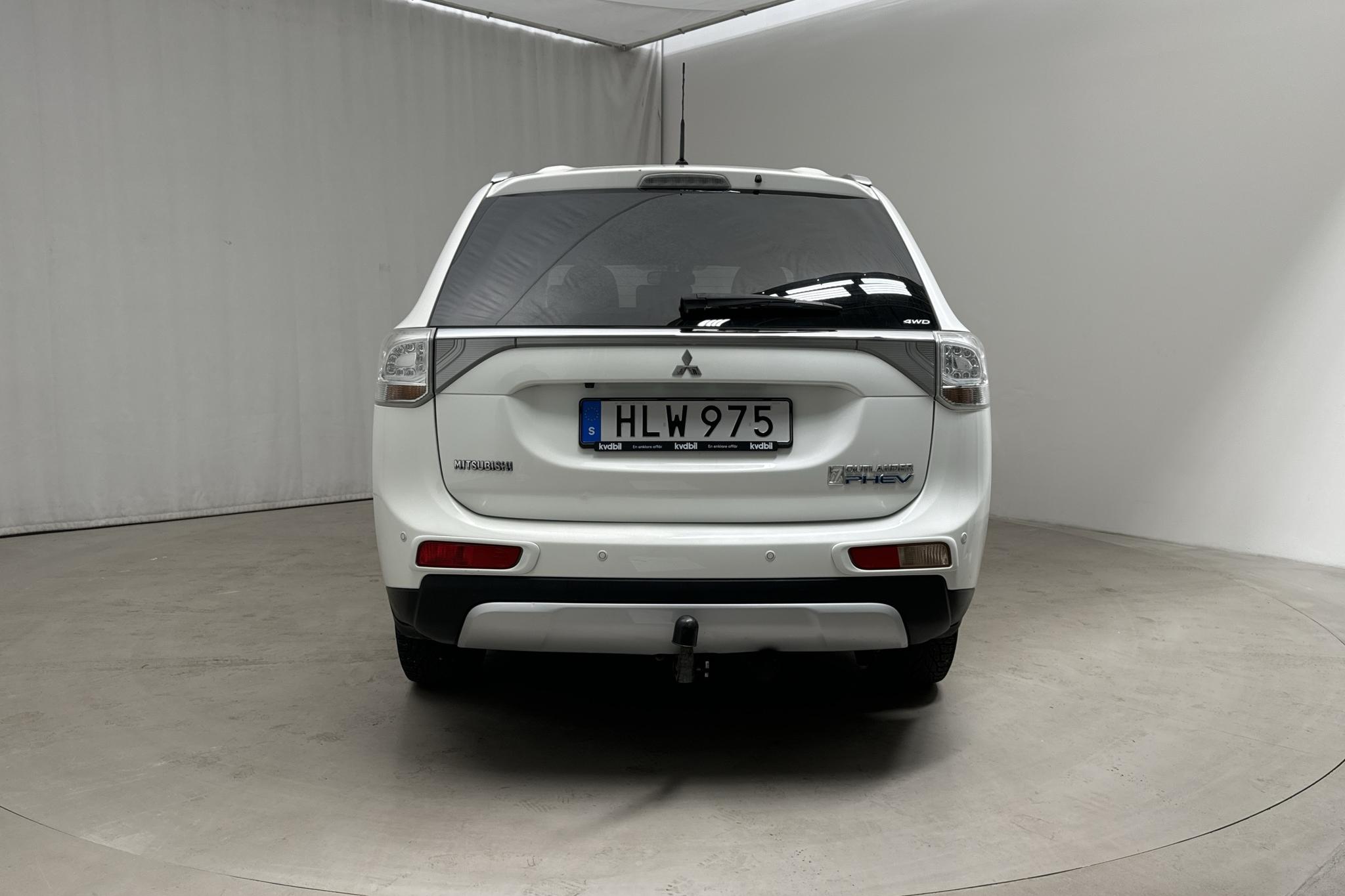 Mitsubishi Outlander 2.0 Plug-in Hybrid 4WD (121hk) - 91 790 km - Automaattinen - valkoinen - 2015