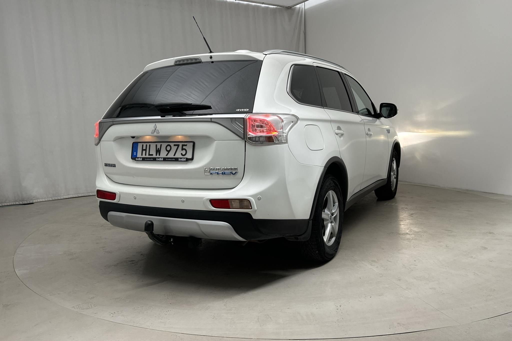 Mitsubishi Outlander 2.0 Plug-in Hybrid 4WD (121hk) - 91 790 km - Automatic - white - 2015