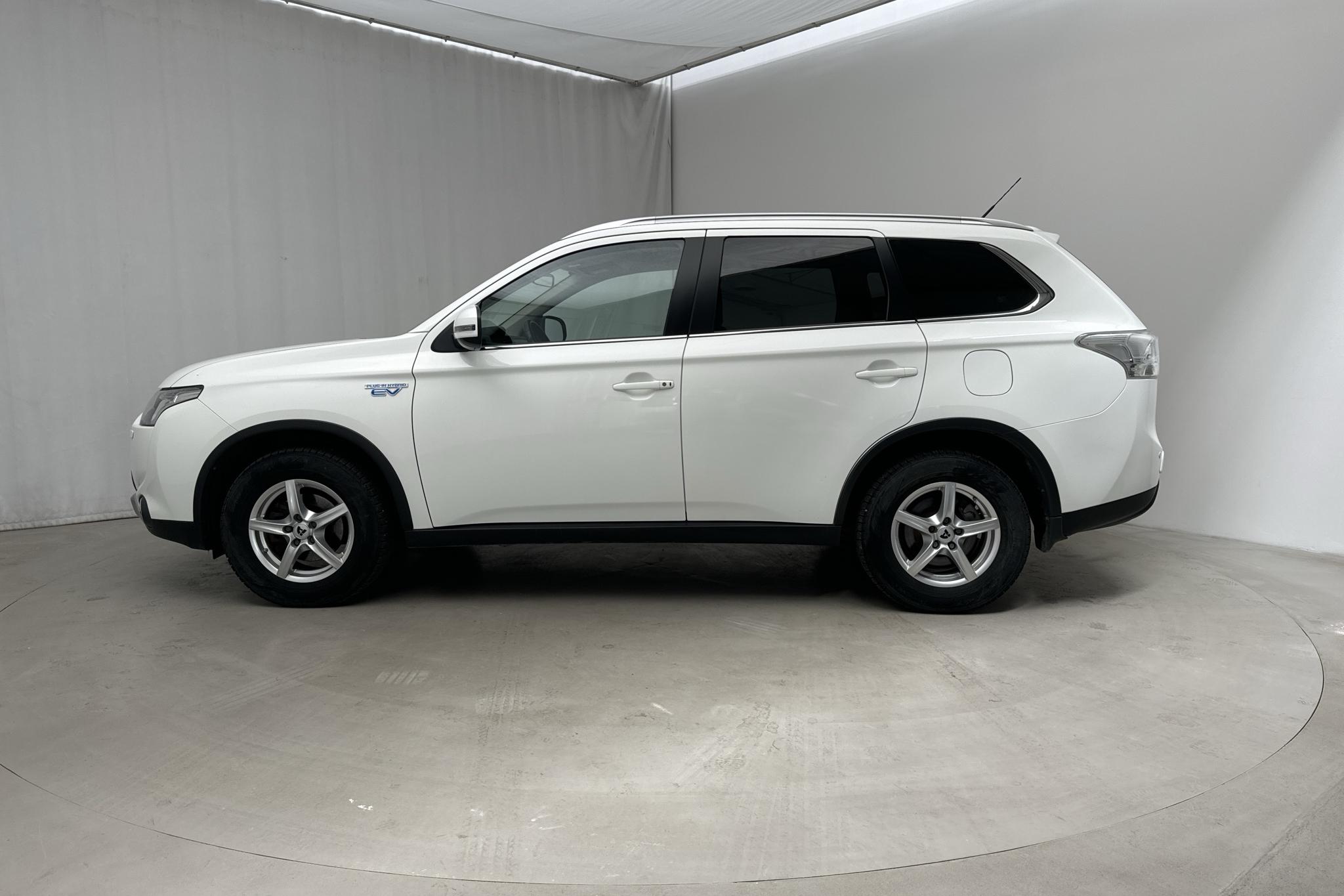 Mitsubishi Outlander 2.0 Plug-in Hybrid 4WD (121hk) - 9 179 mil - Automat - vit - 2015