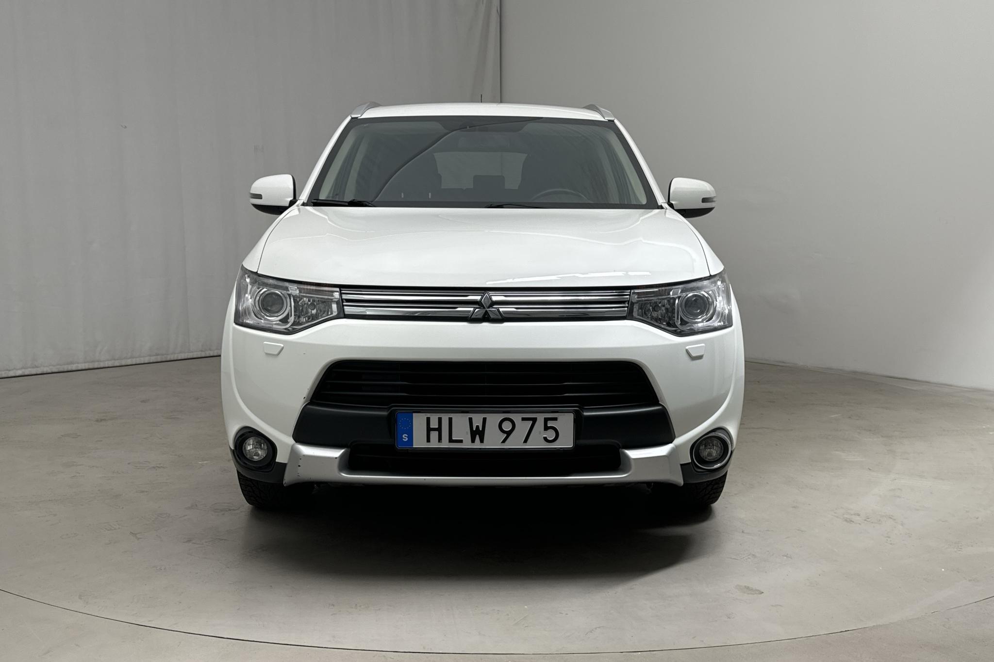 Mitsubishi Outlander 2.0 Plug-in Hybrid 4WD (121hk) - 9 179 mil - Automat - vit - 2015