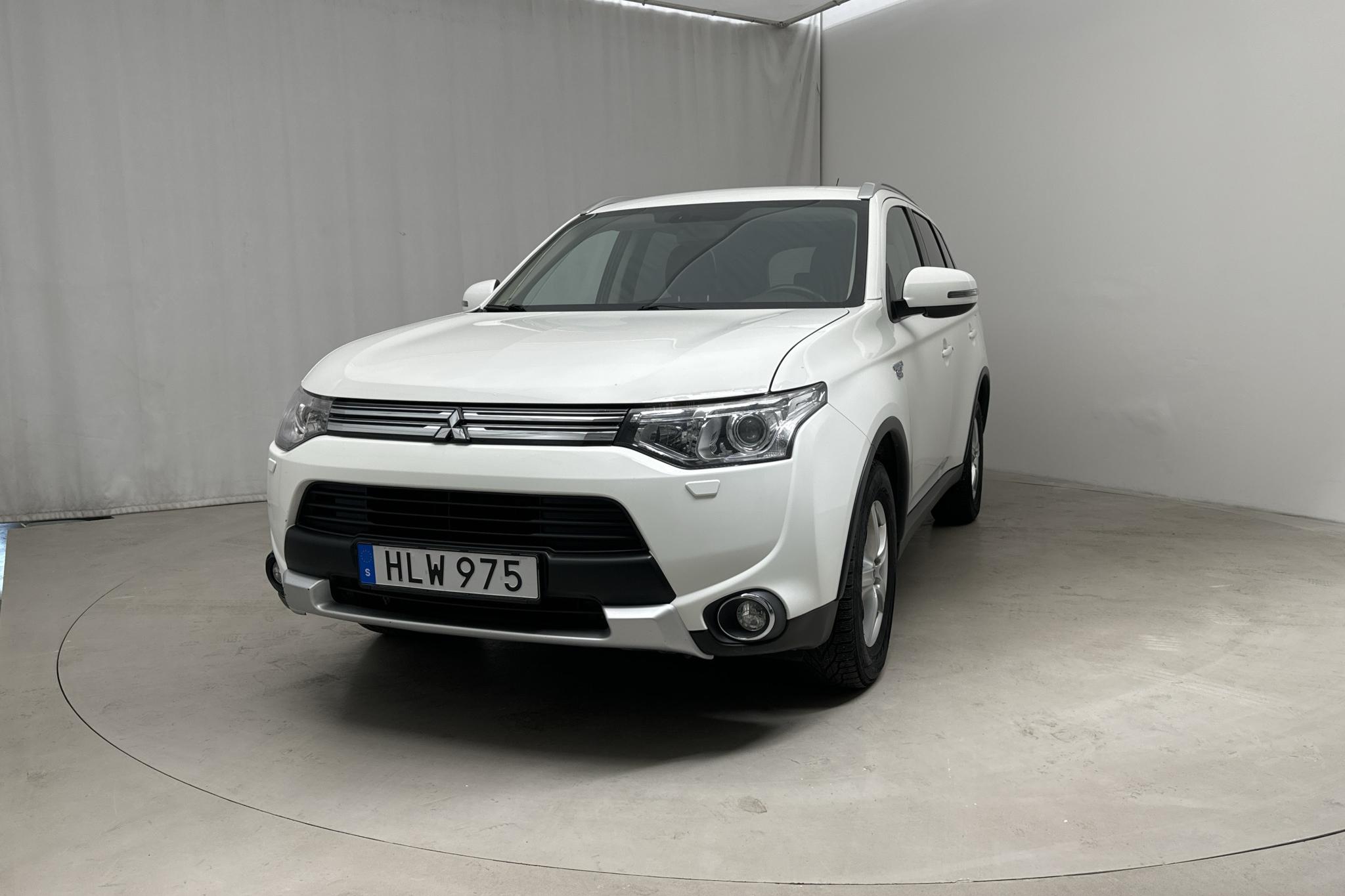 Mitsubishi Outlander 2.0 Plug-in Hybrid 4WD (121hk) - 9 179 mil - Automat - vit - 2015