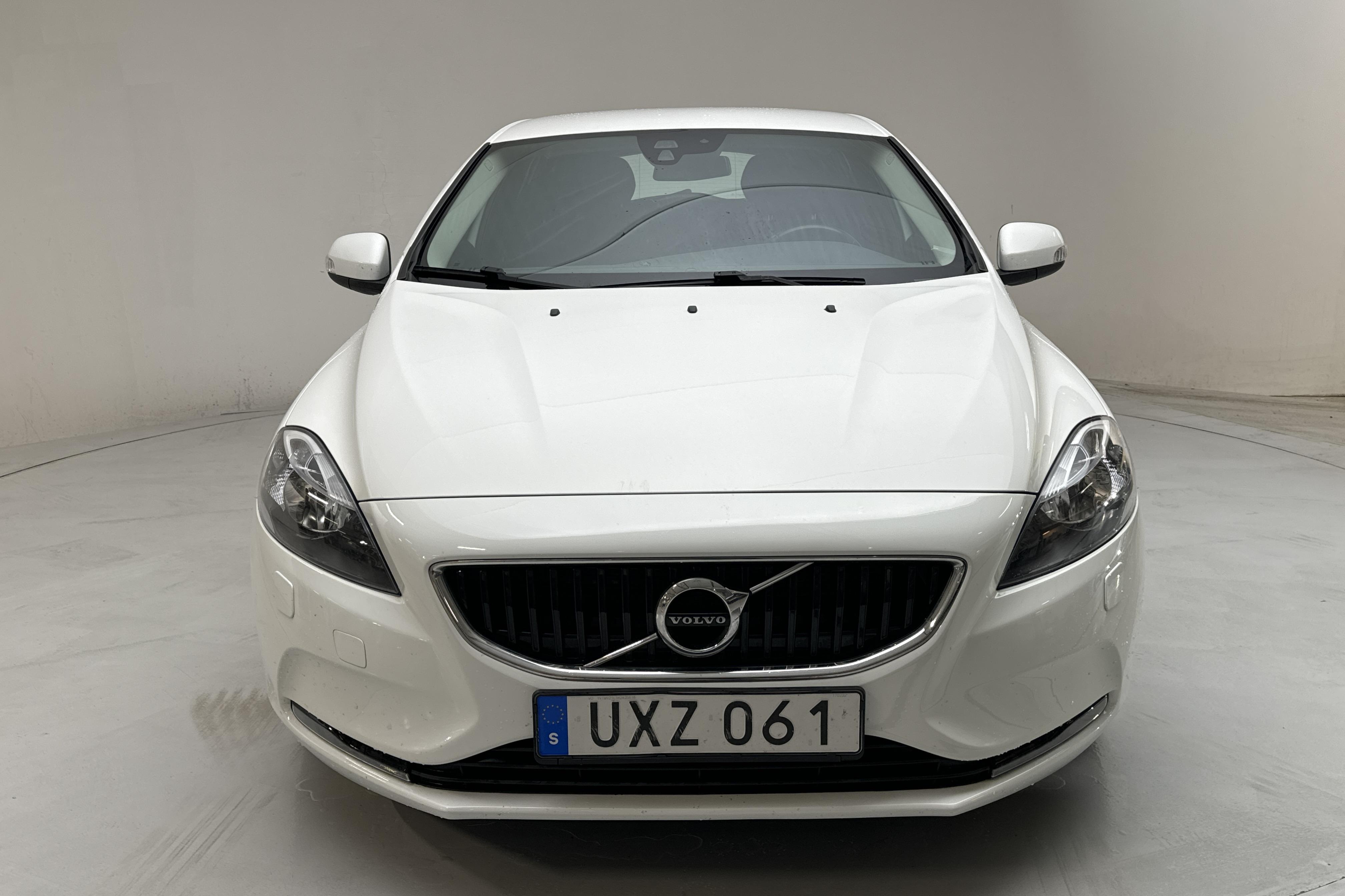 Volvo V40 T2 (122hk) - 91 810 km - Käsitsi - valge - 2017