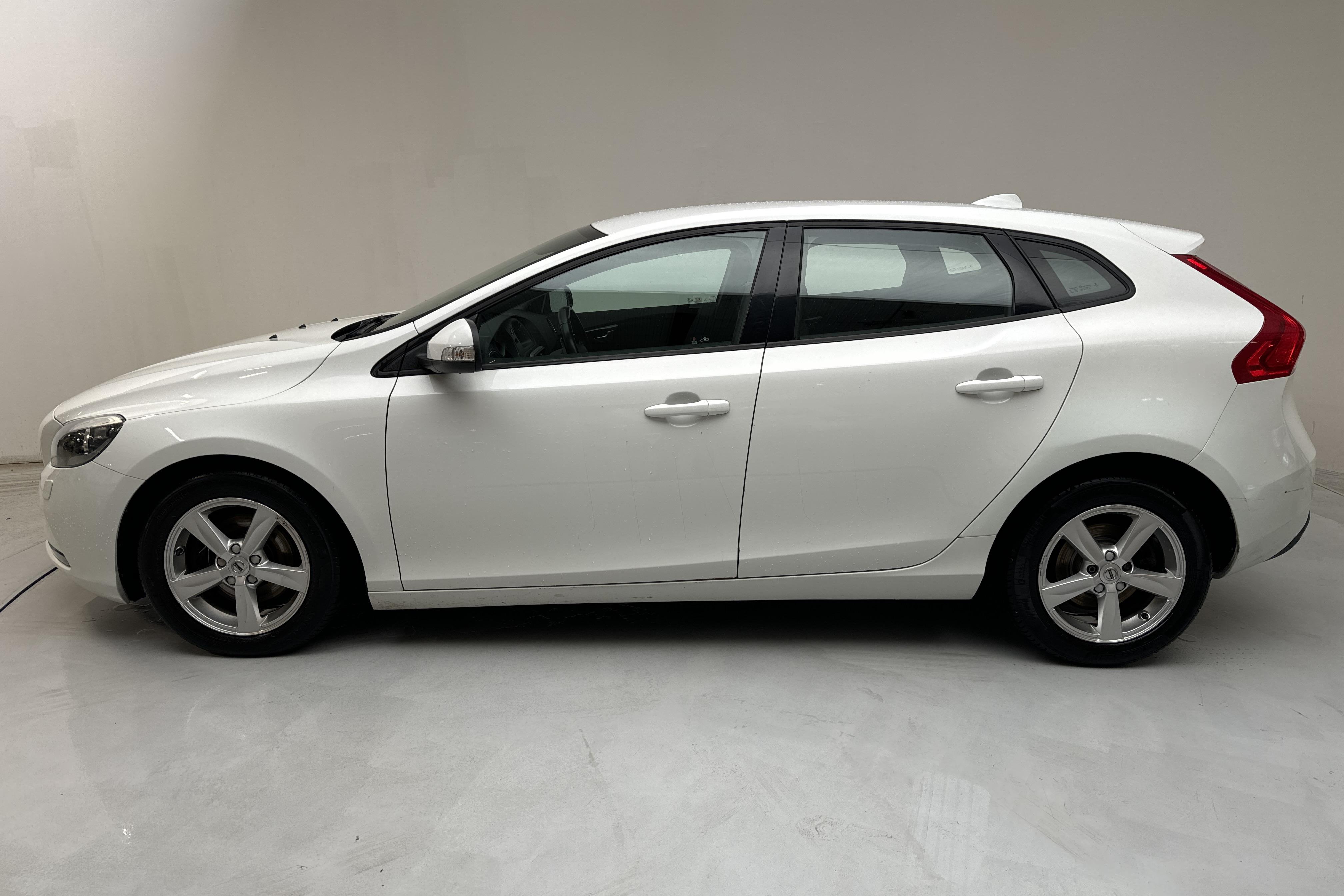 Volvo V40 T2 (122hk) - 91 810 km - Käsitsi - valge - 2017