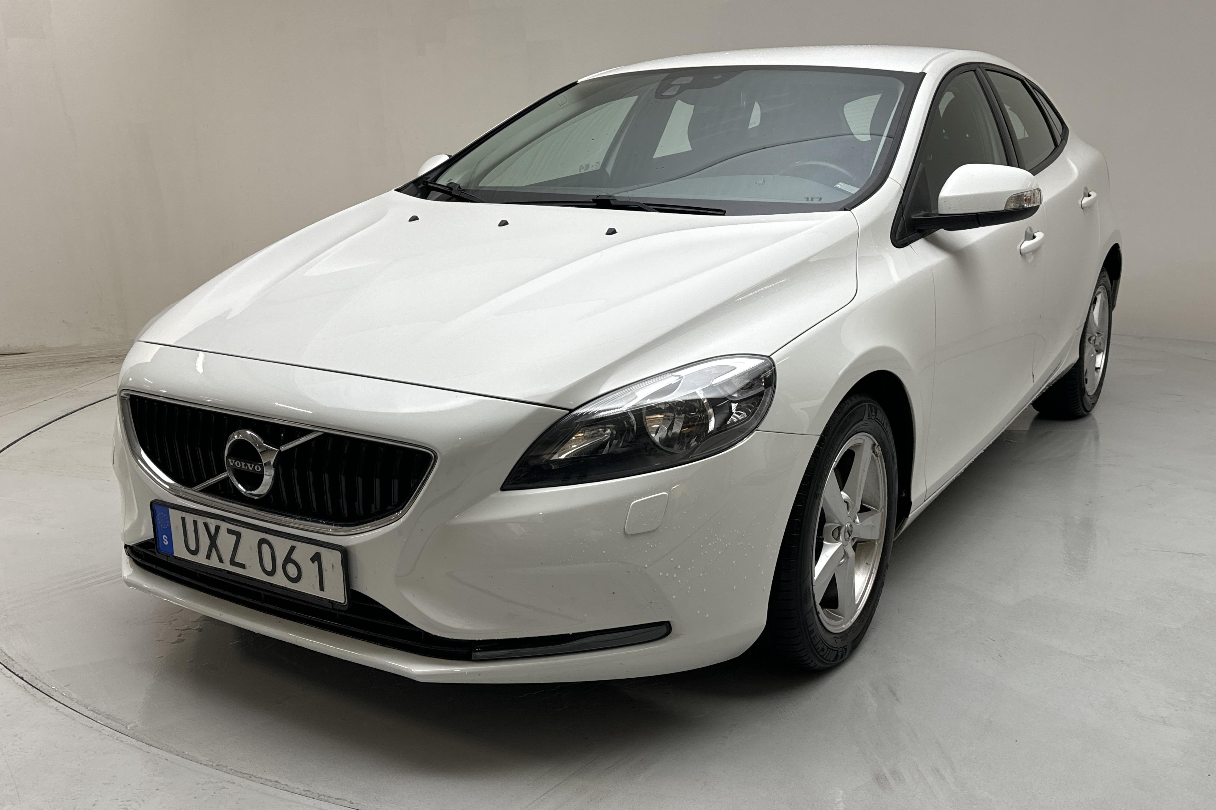 Volvo V40 T2 (122hk) - 91 810 km - Käsitsi - valge - 2017