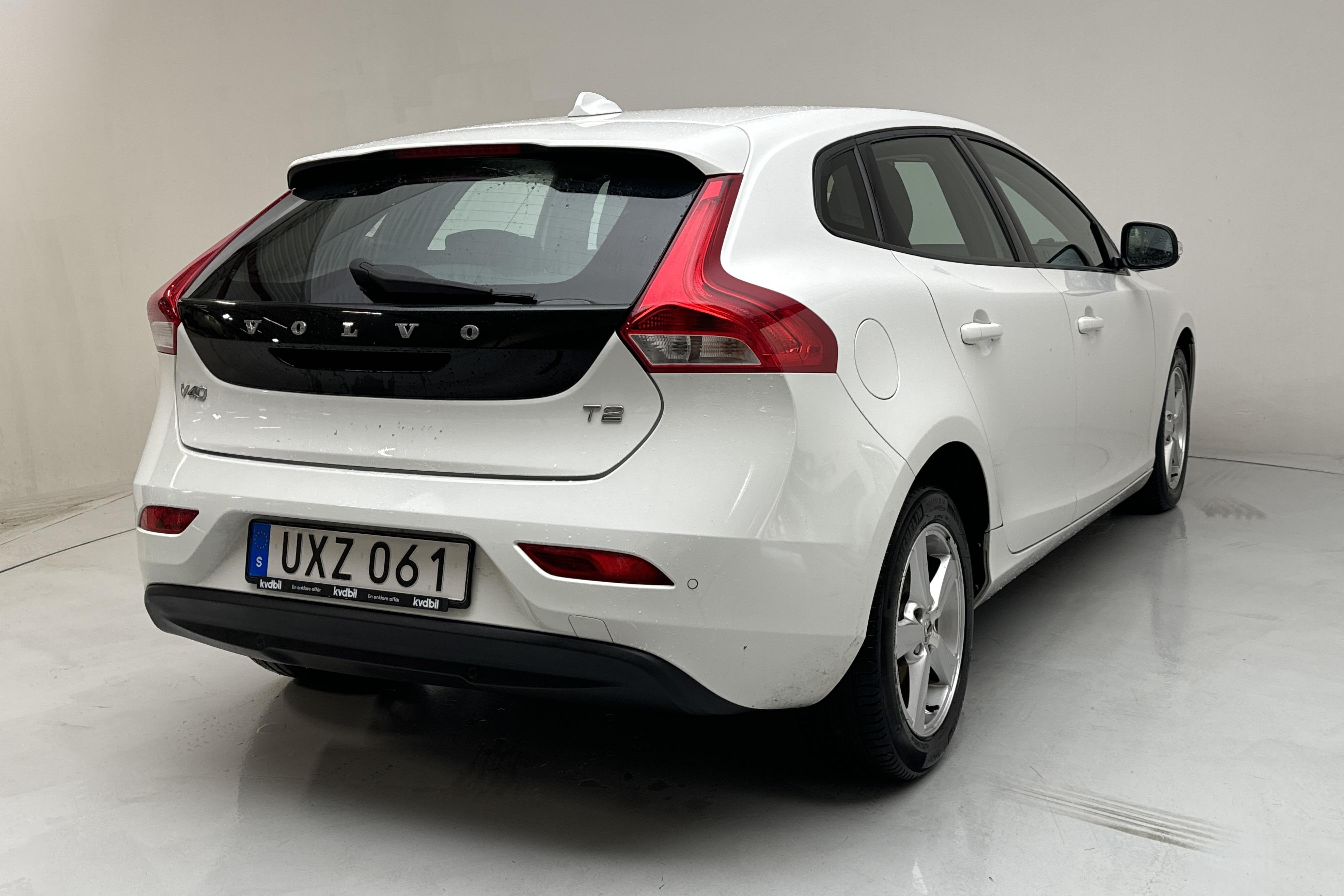 Volvo V40 T2 (122hk) - 91 810 km - Manuaalinen - valkoinen - 2017