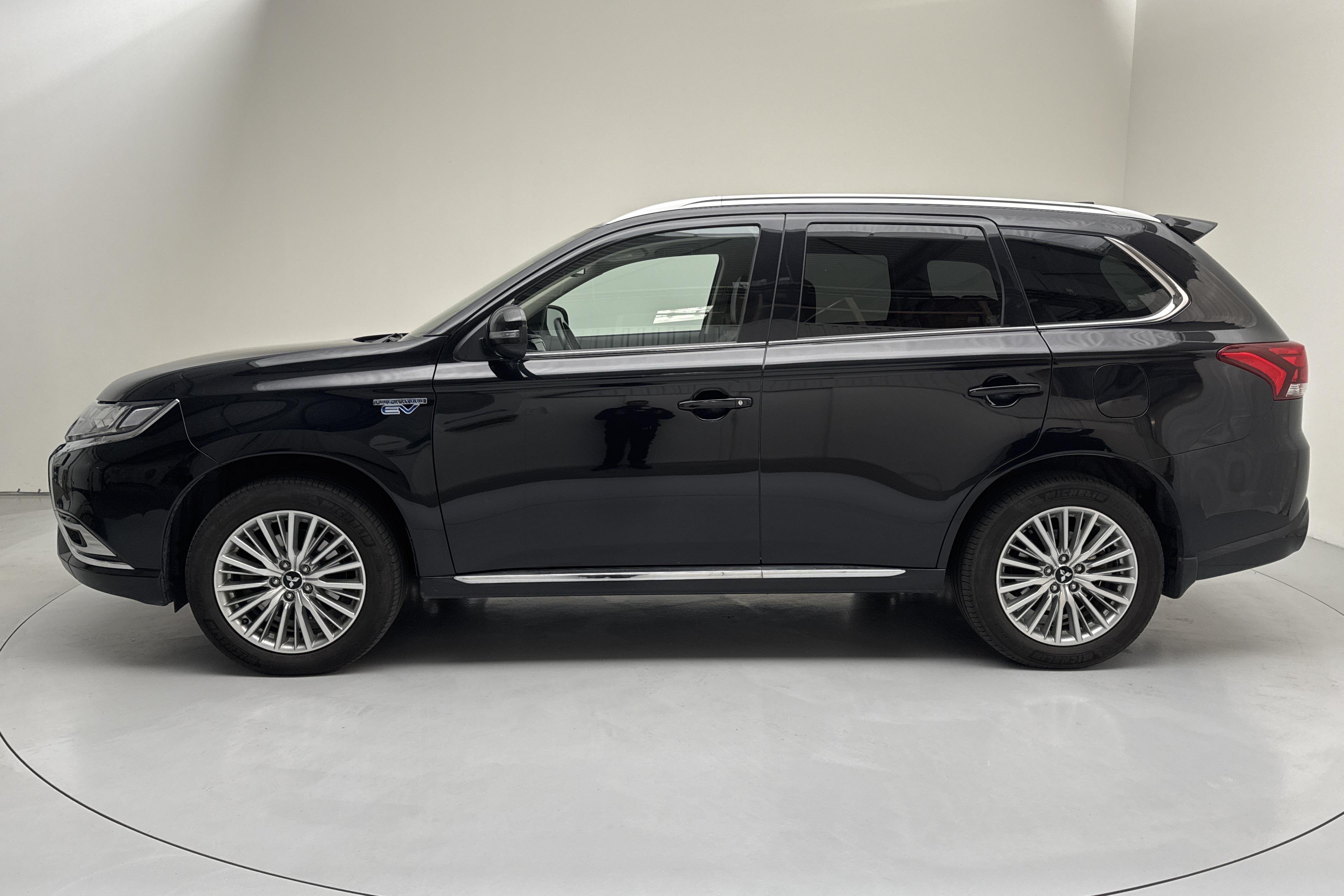 Mitsubishi Outlander 2.4 Plug-in Hybrid 4WD (136hk) - 10 948 mil - Automat - svart - 2019