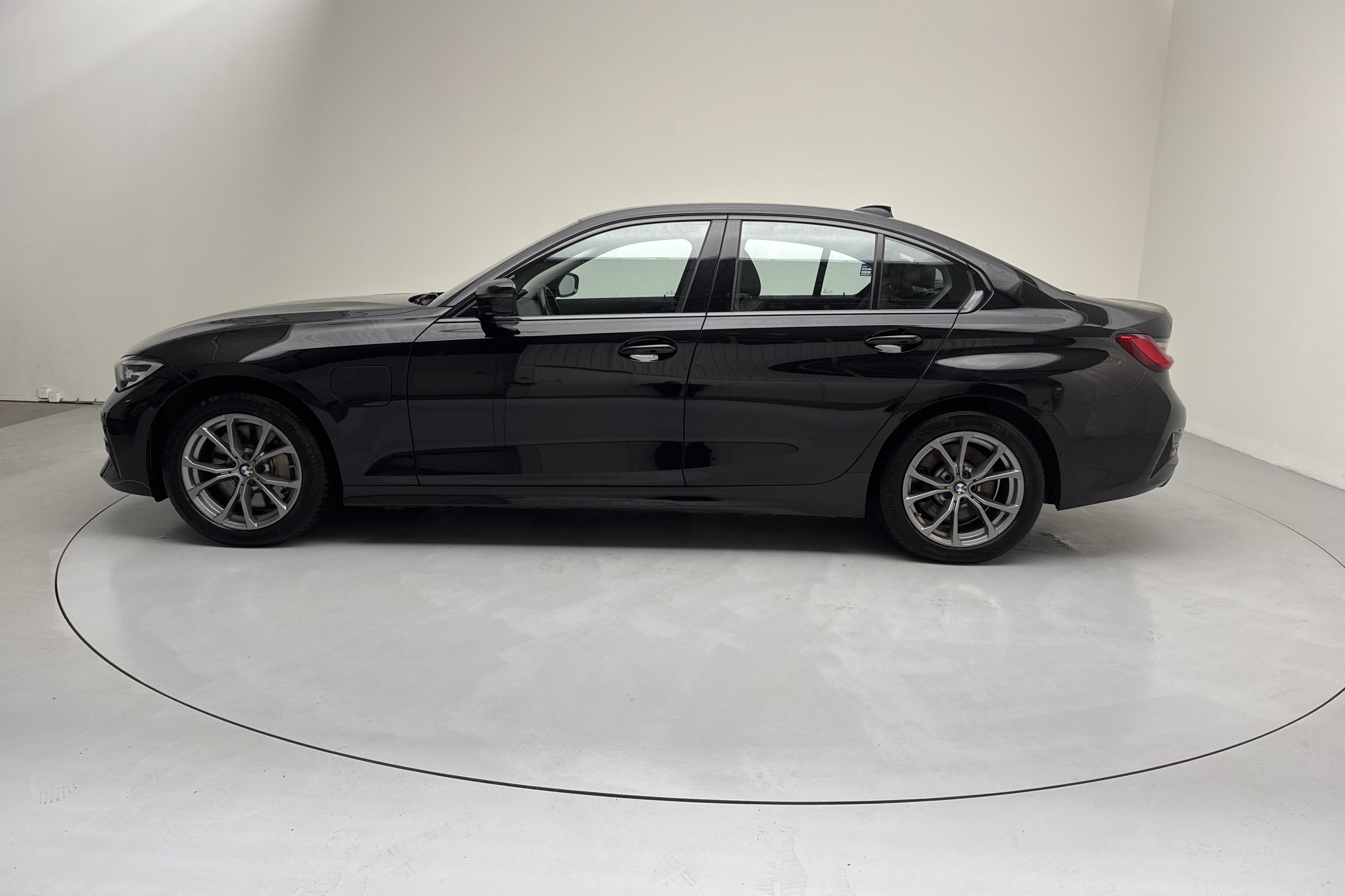 BMW 330e Sedan, G20 (292hk) - 78 880 km - Automaatne - must - 2020