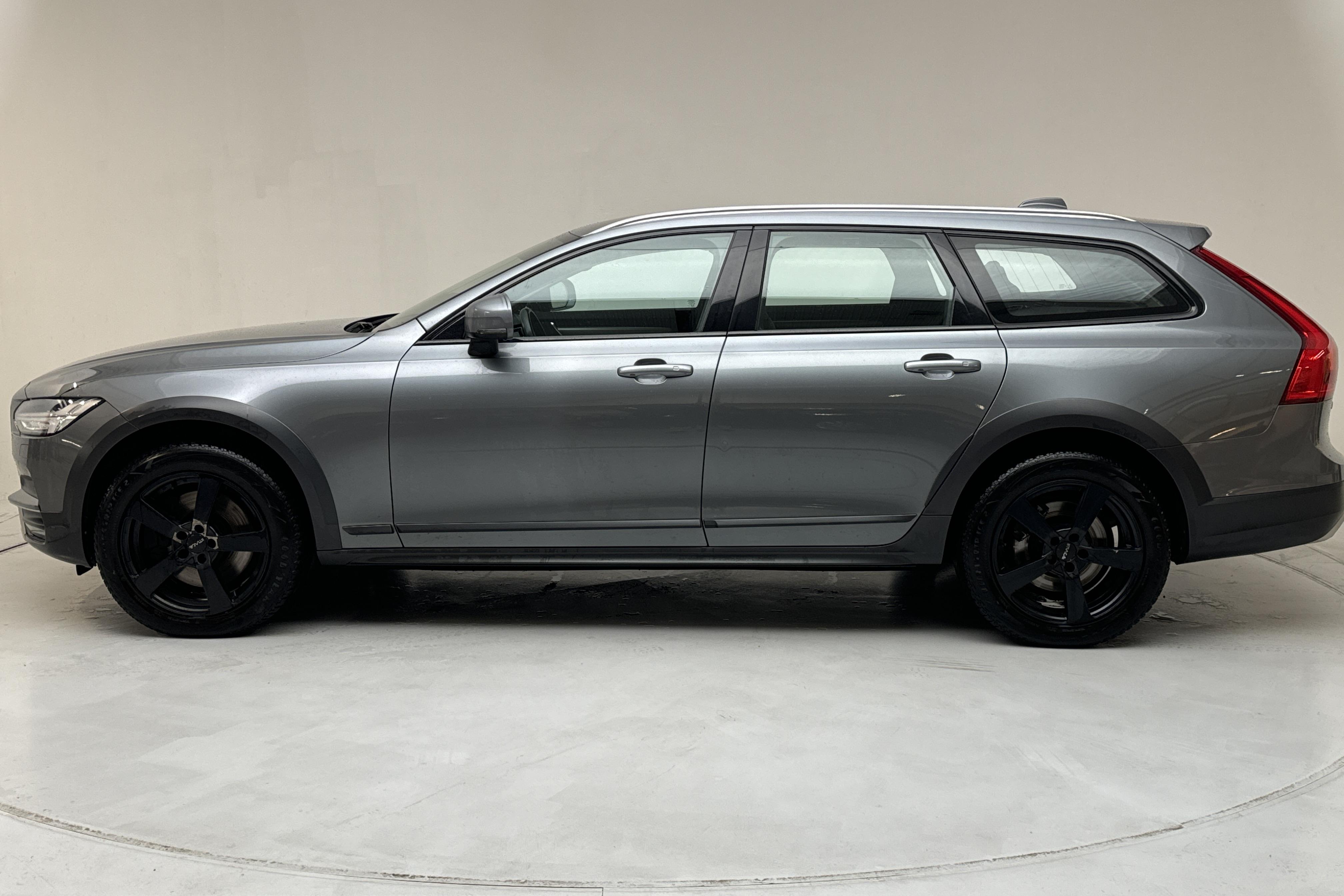 Volvo V90 D4 Cross Country AWD (190hk) - 259 690 km - Automaattinen - harmaa - 2018