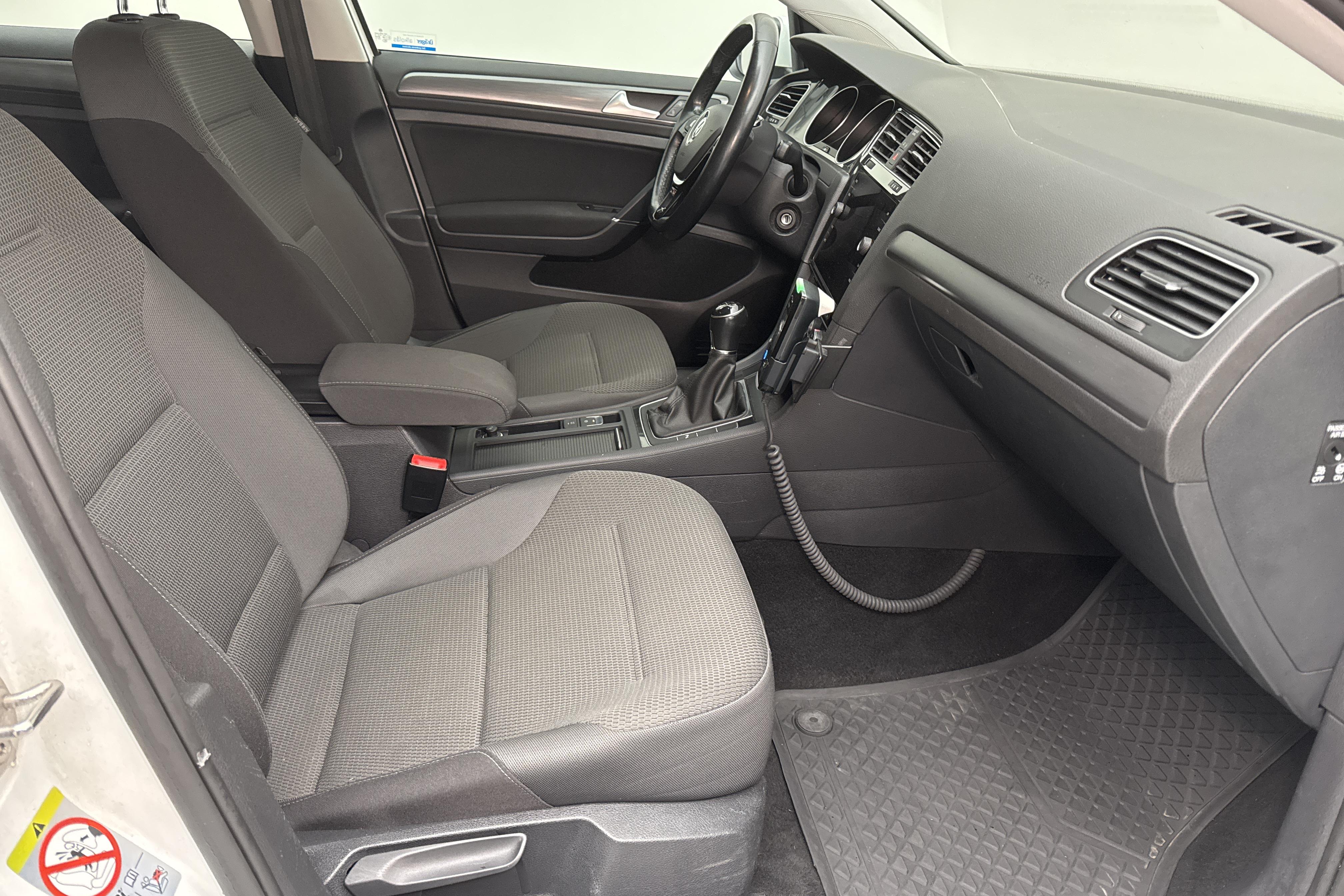 VW Golf VII 1.5 TGI Sportscombi (130hk) - 60 780 km - Manualna - biały - 2019