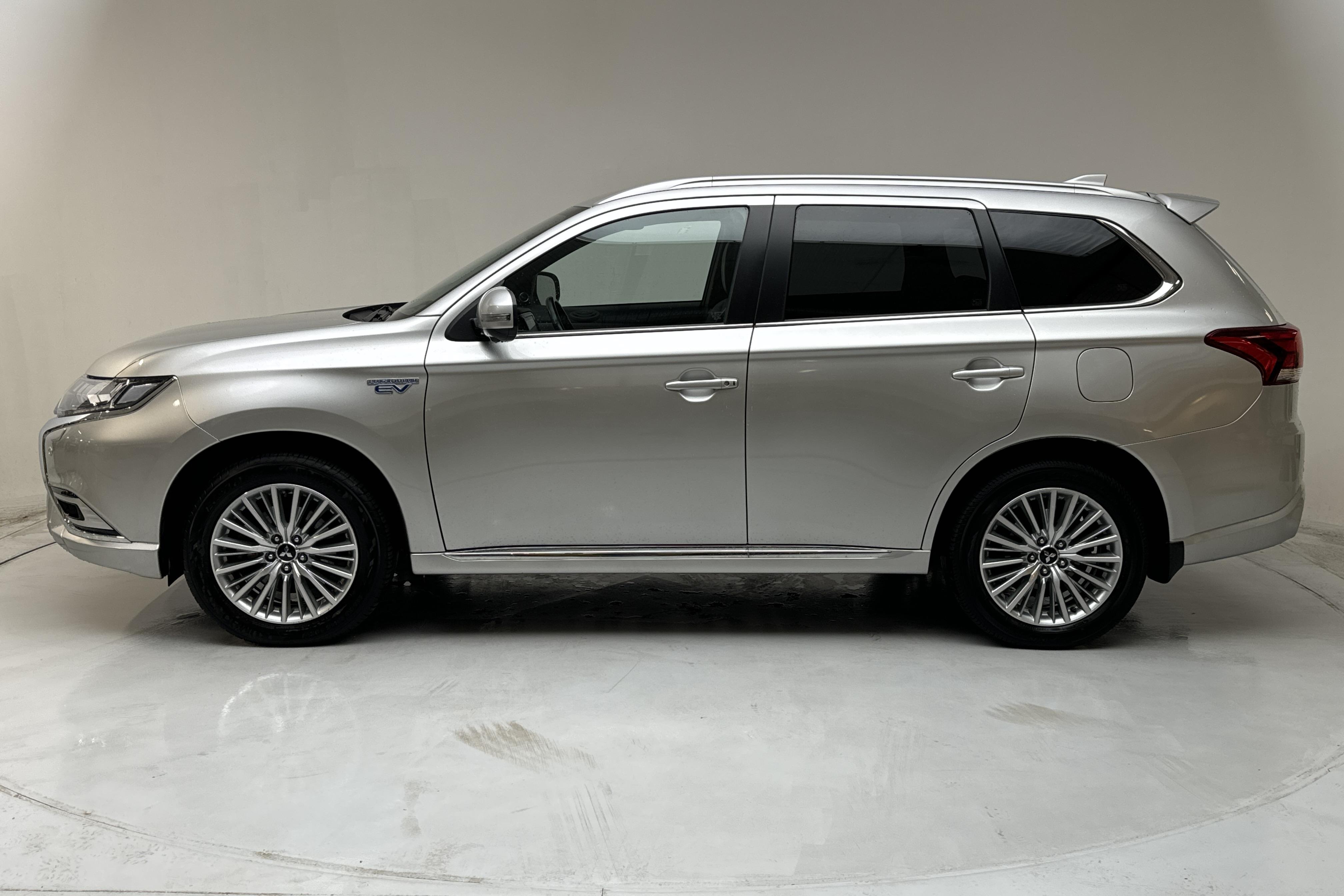 Mitsubishi Outlander 2.4 Plug-in Hybrid 4WD (136hk) - 81 520 km - Automaatne - hõbe - 2020