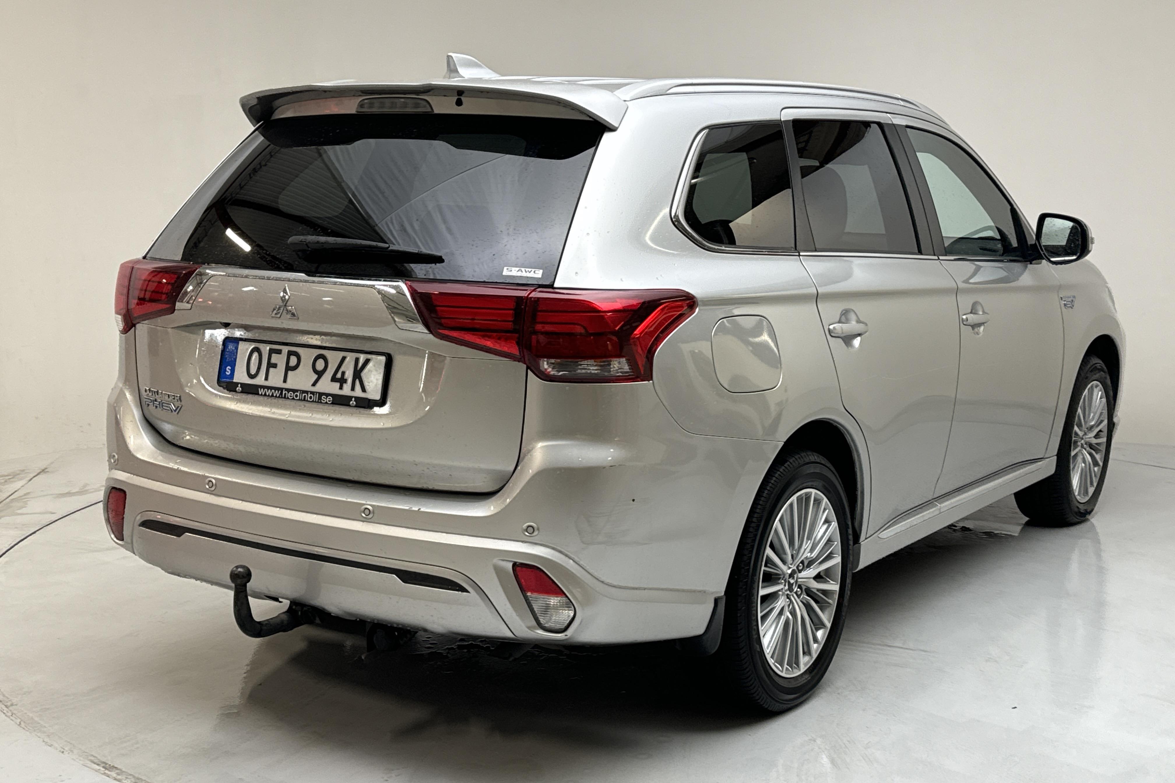 Mitsubishi Outlander 2.4 Plug-in Hybrid 4WD (136hk) - 81 520 km - Automatyczna - srebro - 2020