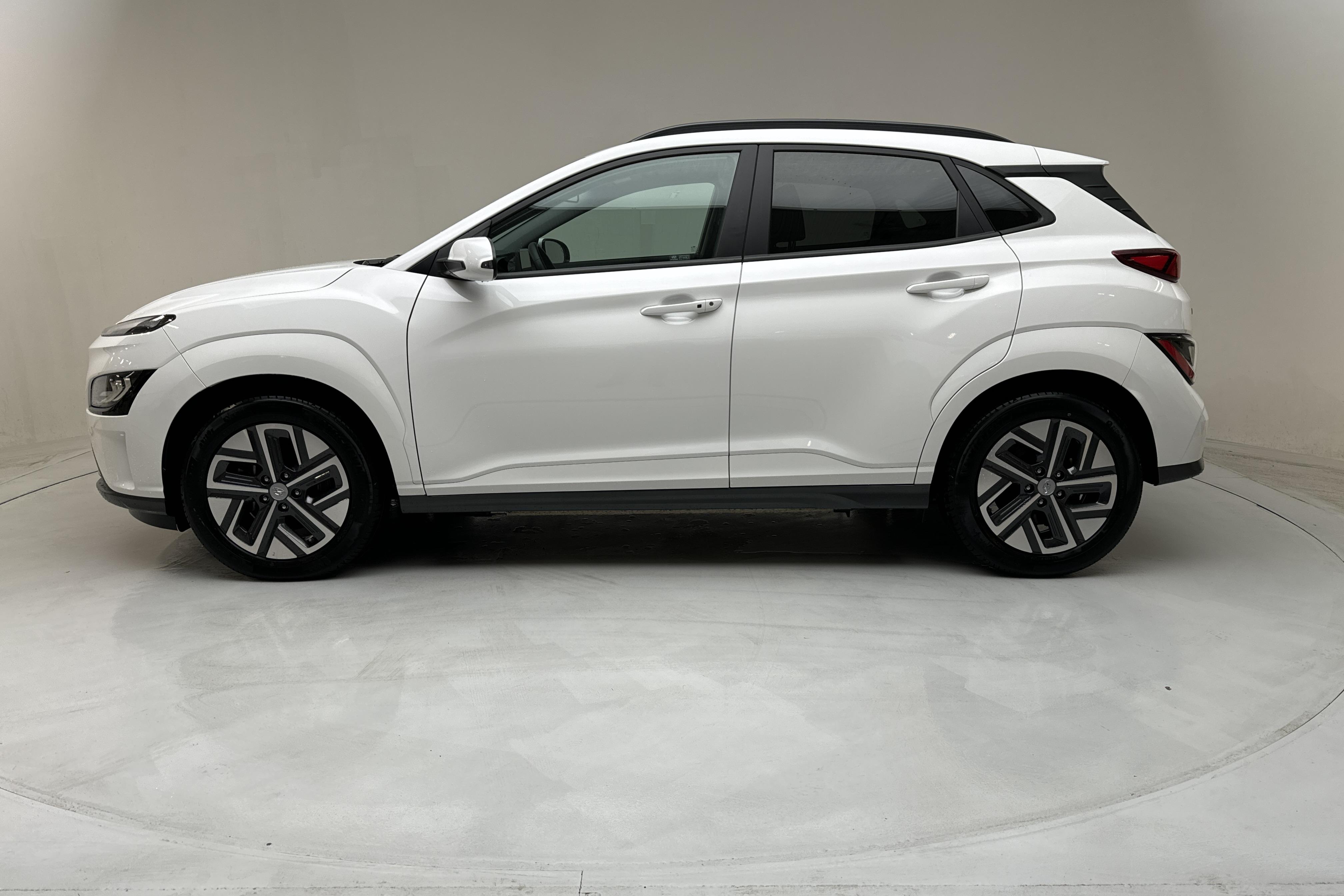 Hyundai Kona Electric Standard Range 39kWh (136hk) - 41 500 km - Automaattinen - valkoinen - 2021