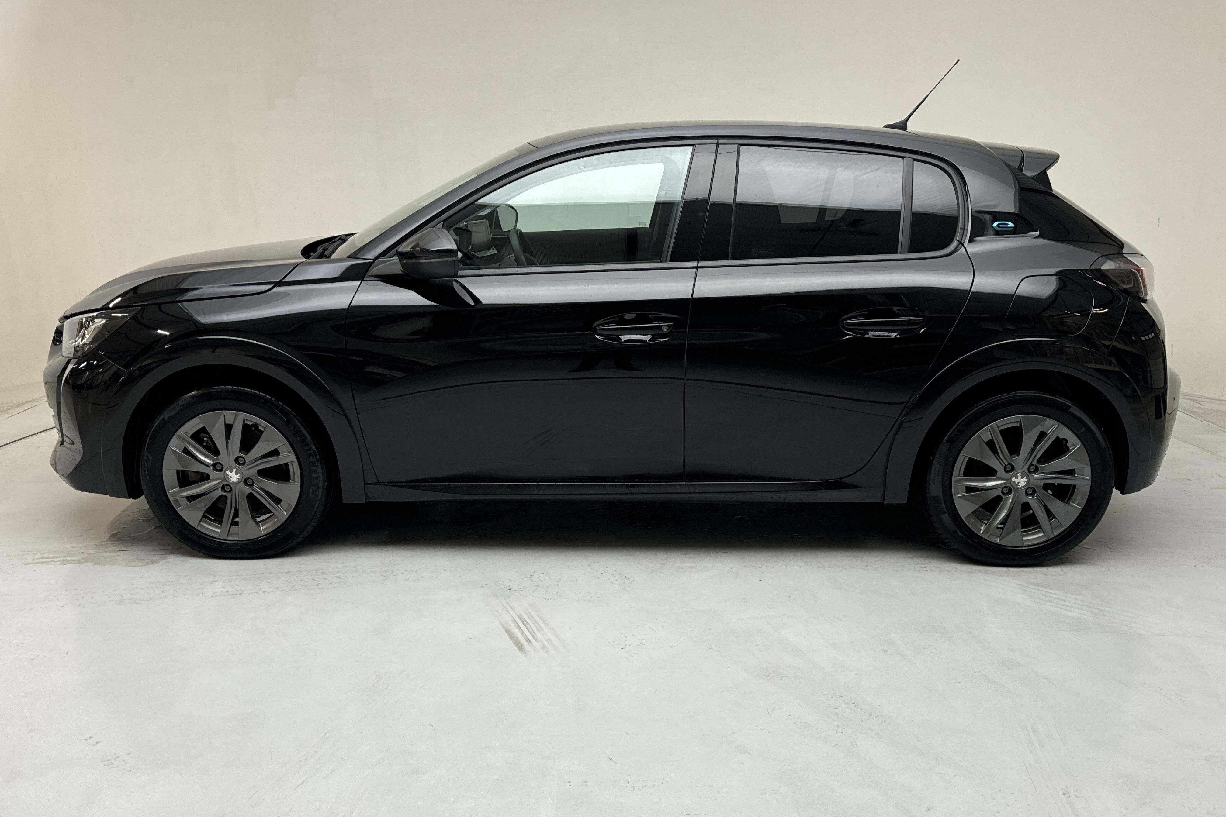 Peugeot e-208 50 kWh 5dr (136hk) - 45 900 km - Automatic - black - 2022