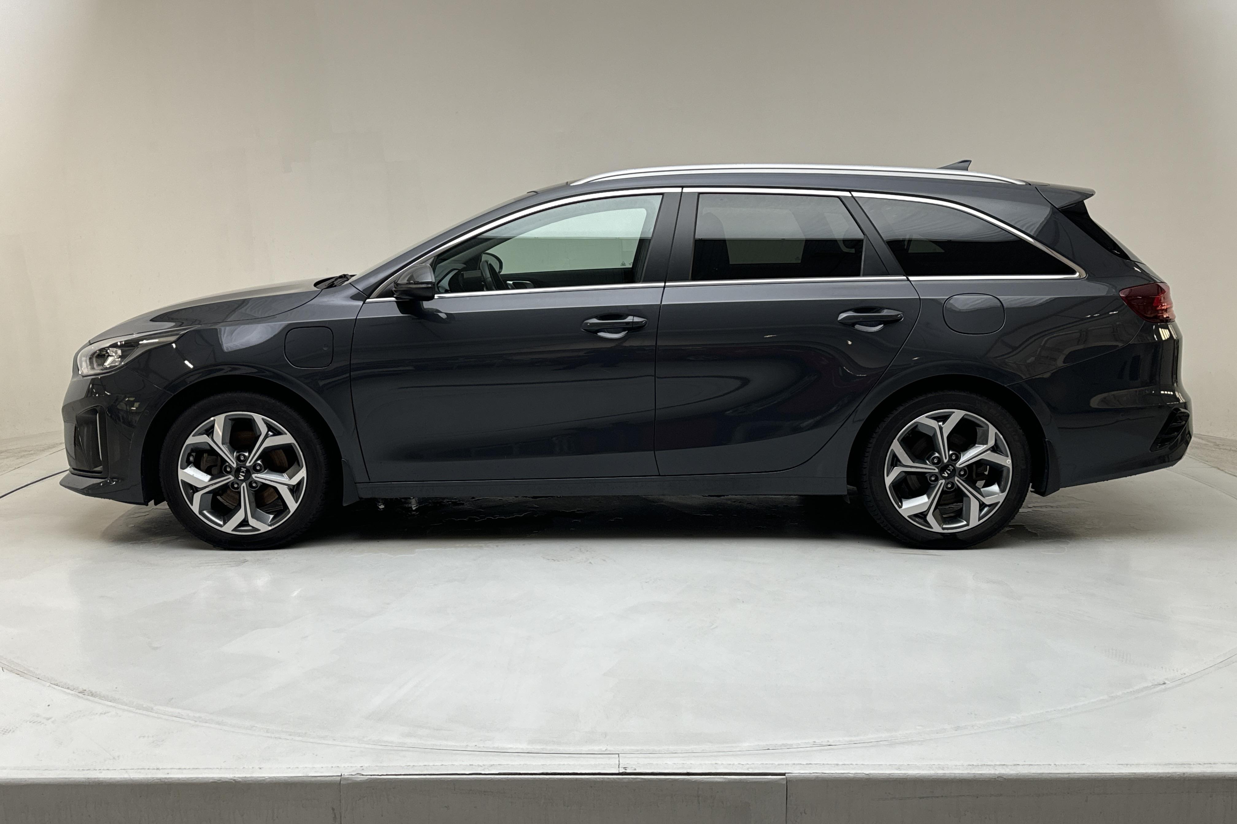 KIA Ceed 1.6 Plug-in Hybrid SW (141hk) - 55 040 km - Automatic - gray - 2021