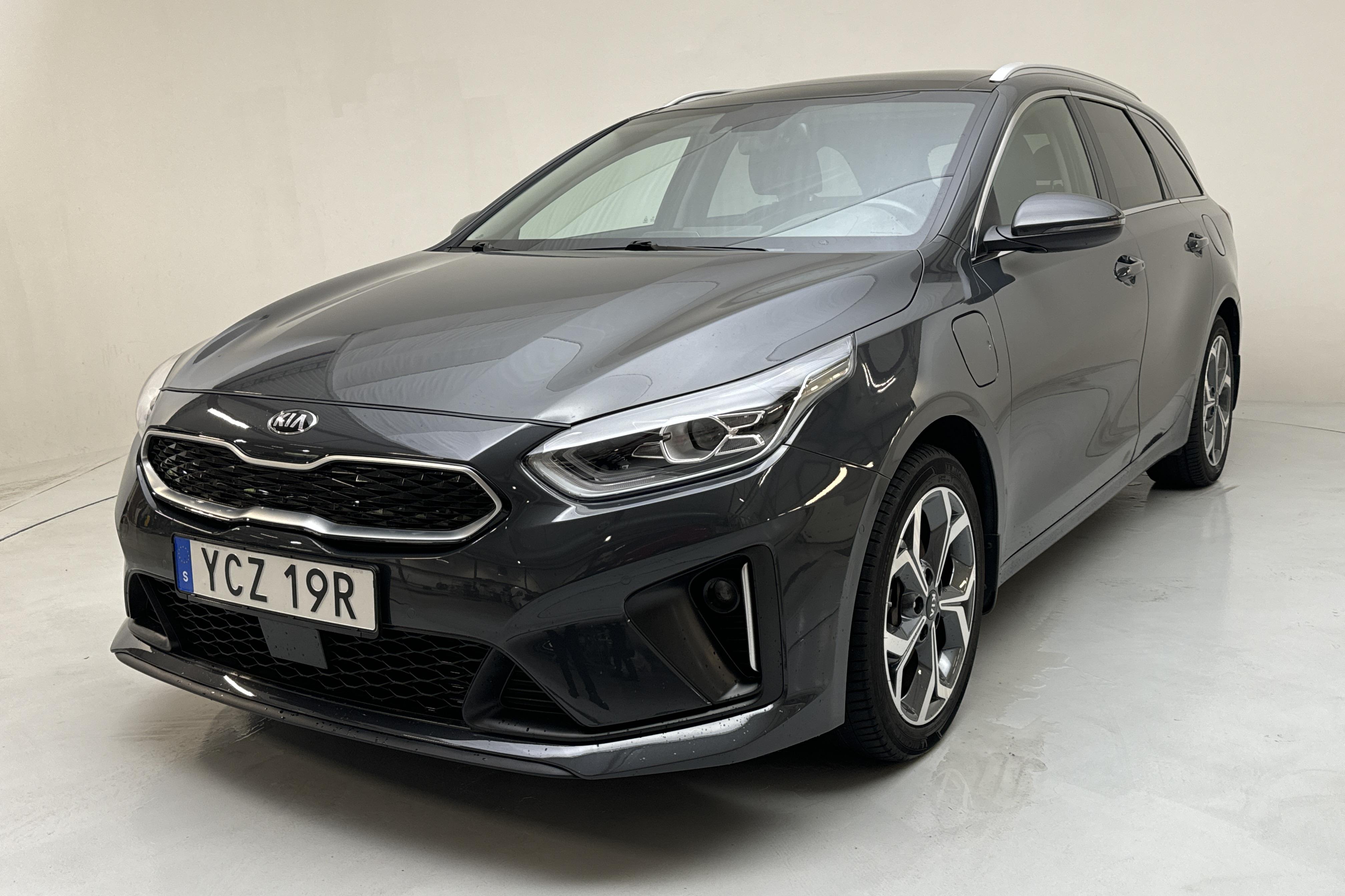 KIA Ceed 1.6 Plug-in Hybrid SW (141hk) - 55 040 km - Automatic - gray - 2021