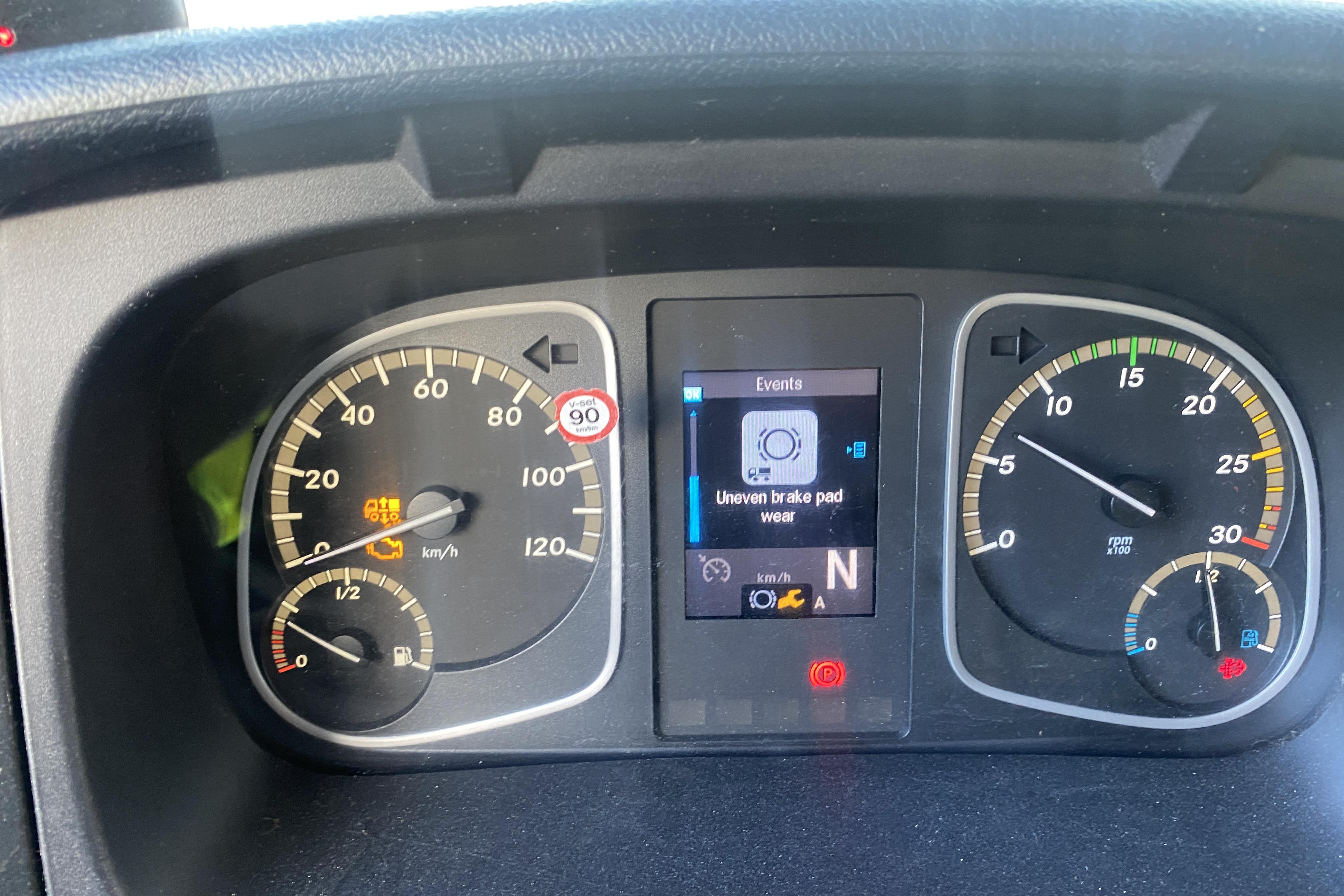 Mercedes ATEGO - 610 491 km - Automatic - white - 2015