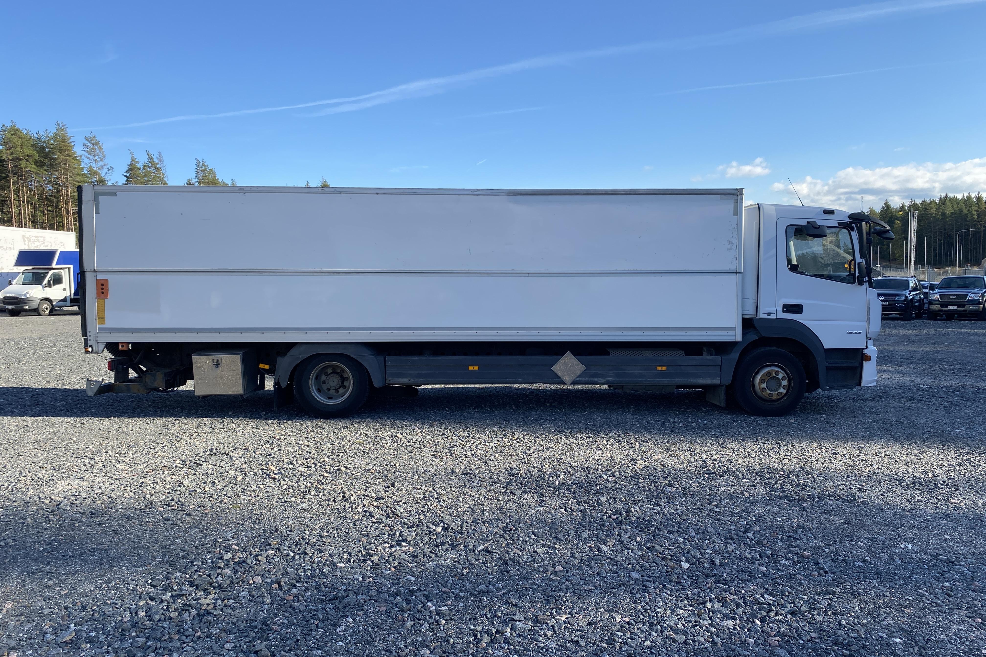 Mercedes ATEGO - 610 491 km - Automatic - white - 2015