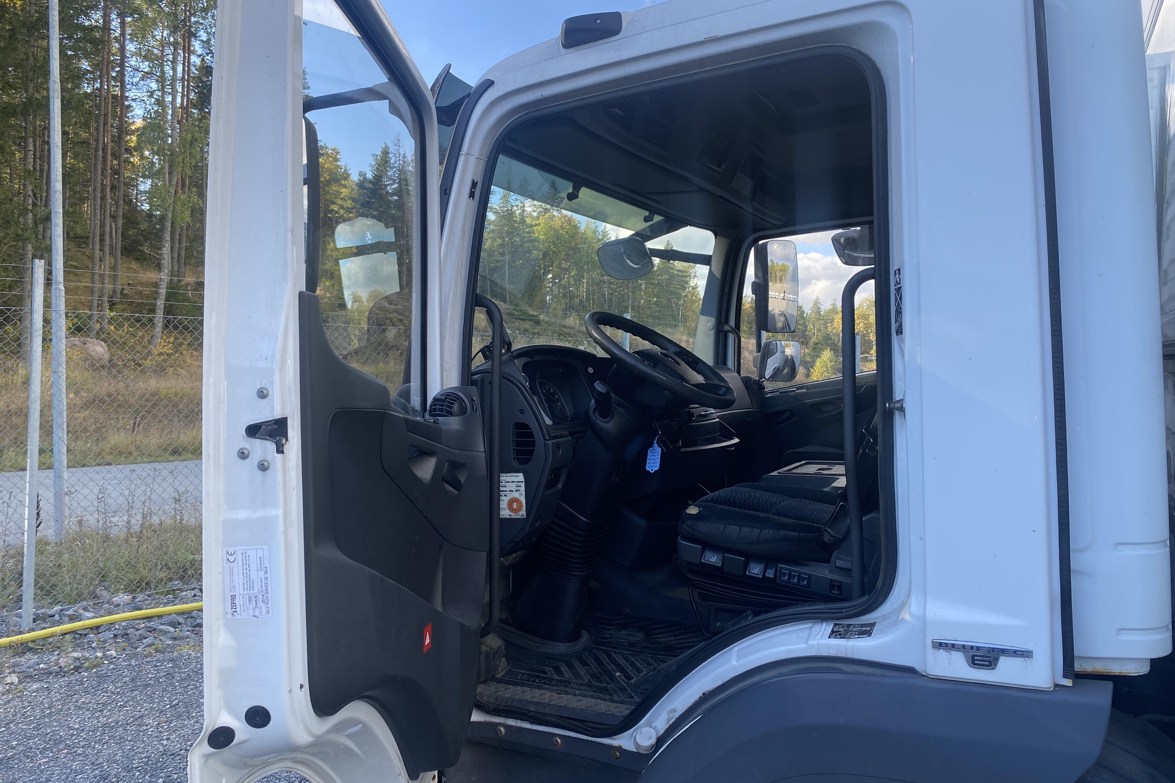 Mercedes ATEGO - 610 491 km - Automatic - white - 2015