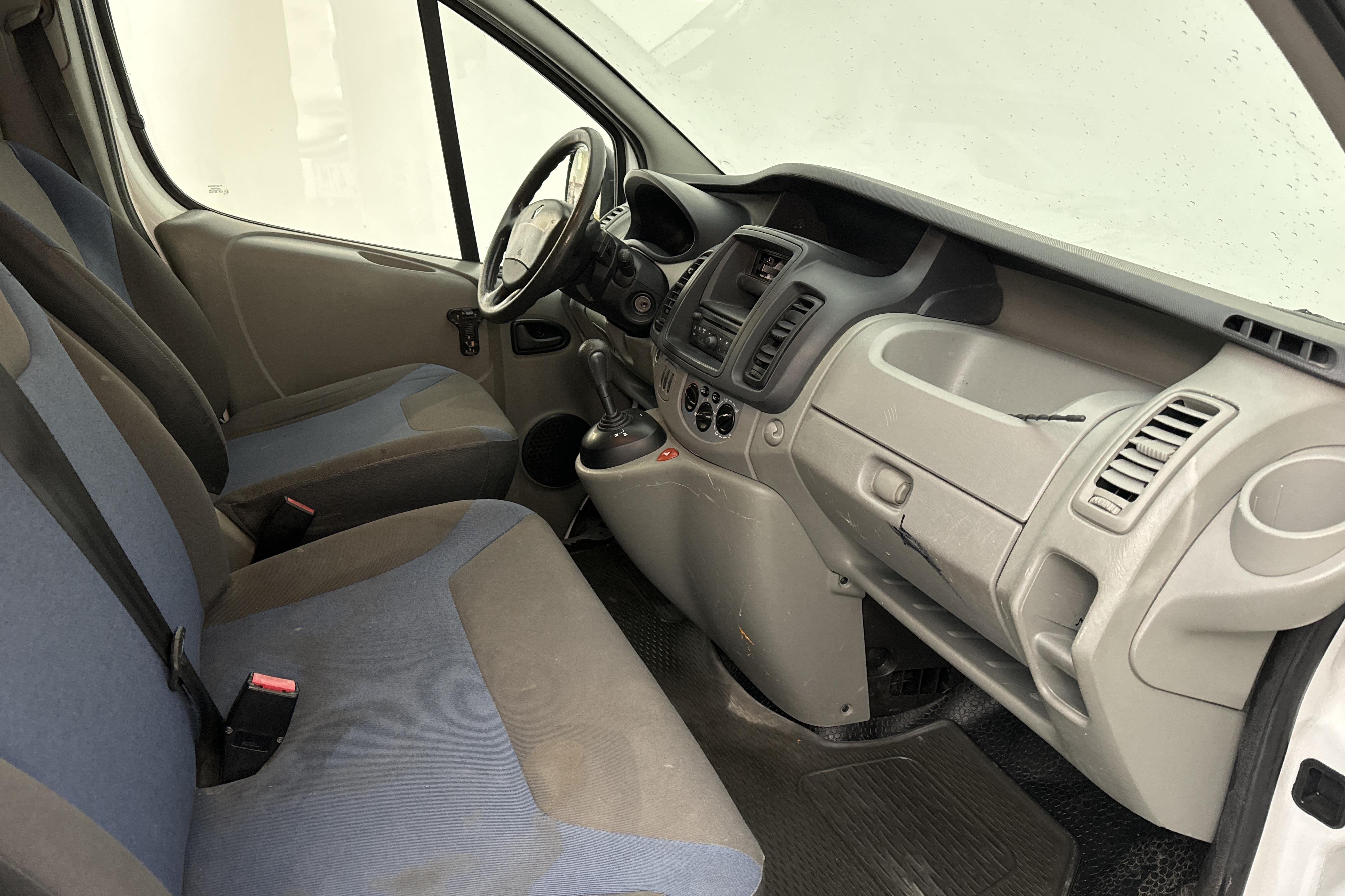 Renault Trafic 2.0 dCi Skåp (115hk) - 145 460 km - Automaatne - valge - 2013