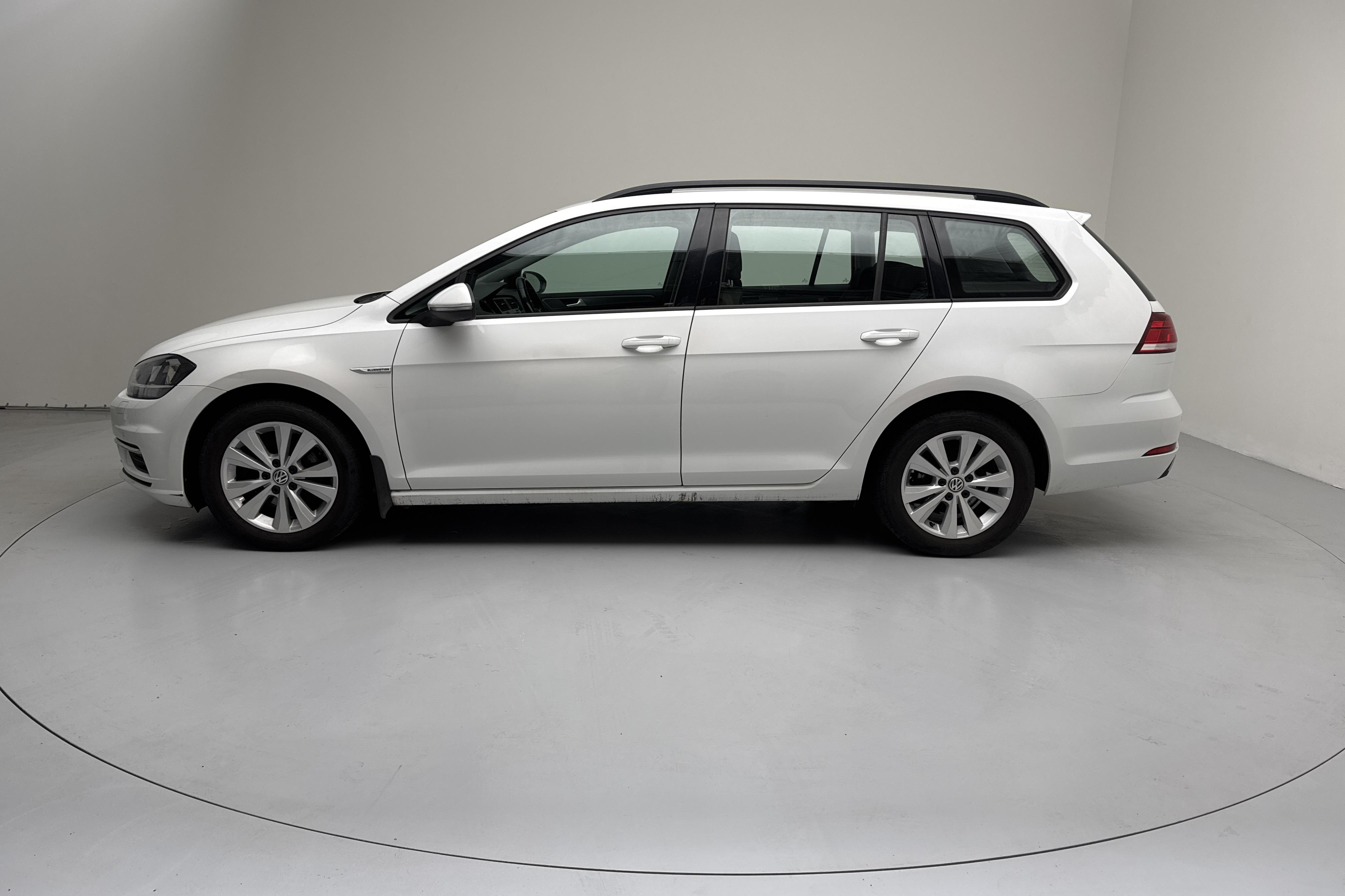 VW Golf VII 1.5 TGI Sportscombi (130hk) - 51 830 km - Manualna - biały - 2019