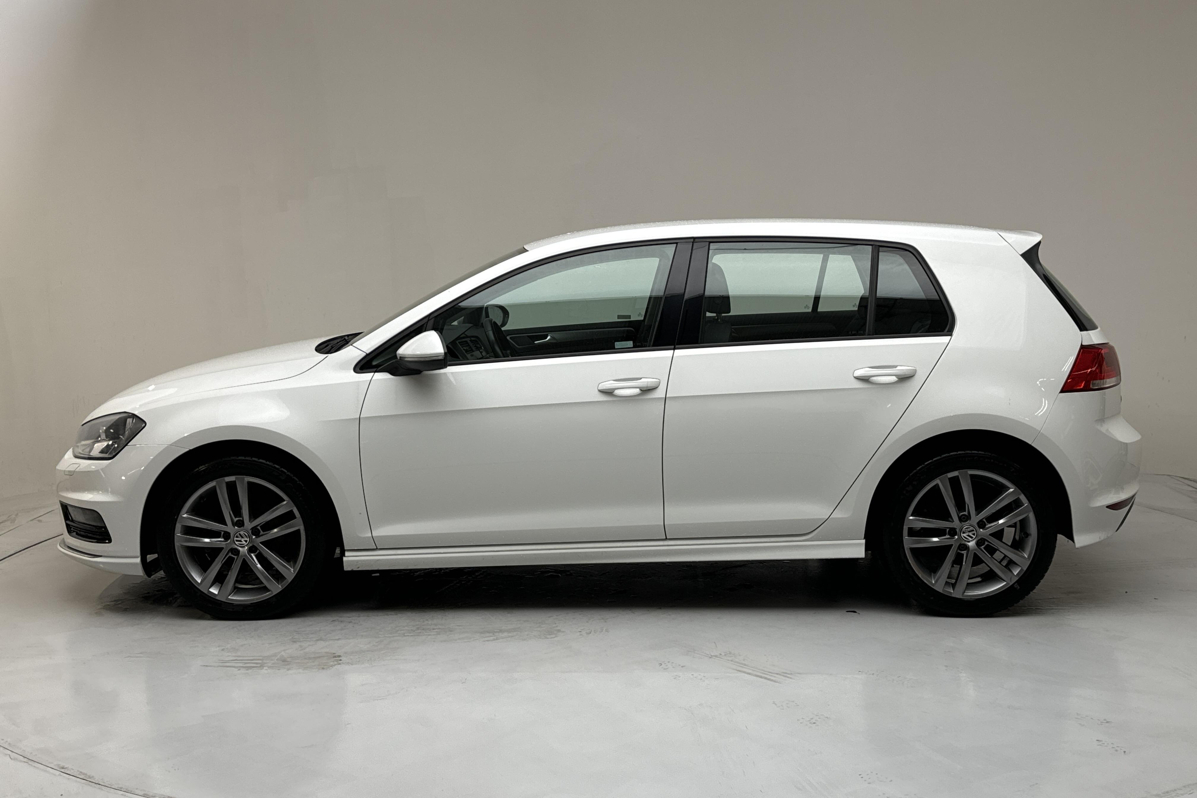 VW Golf VII 1.2 TSI 5dr (105hk) - 10 341 mil - Automat - vit - 2015