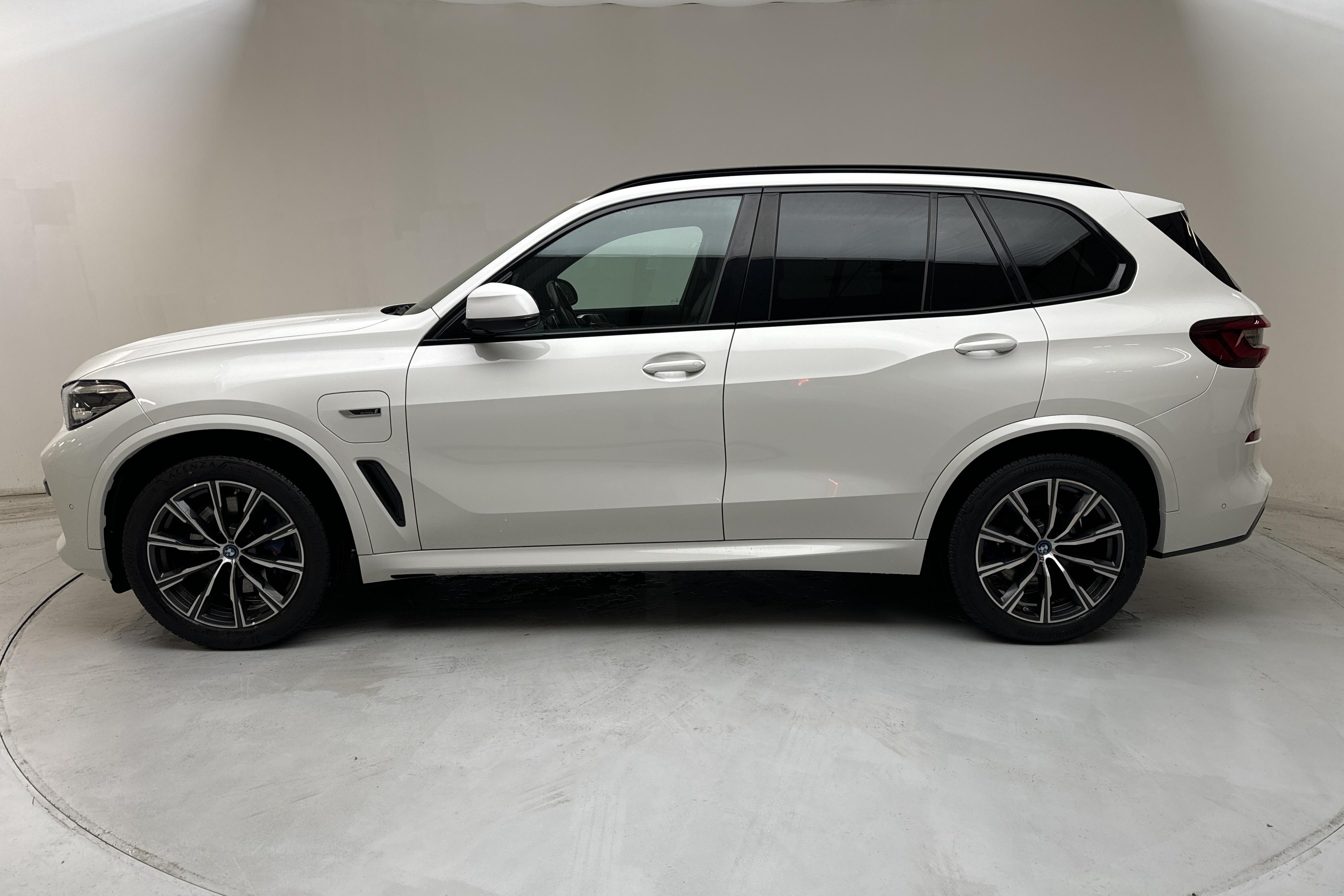 BMW X5 xDrive45e, G05 (394hk) - 87 430 km - Automaatne - valge - 2022