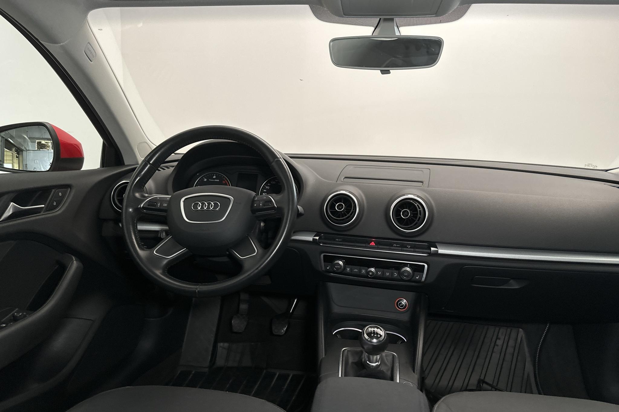 Audi A3 1.6 TDI Sportback (110hk) - 11 794 mil - Manuell - röd - 2016