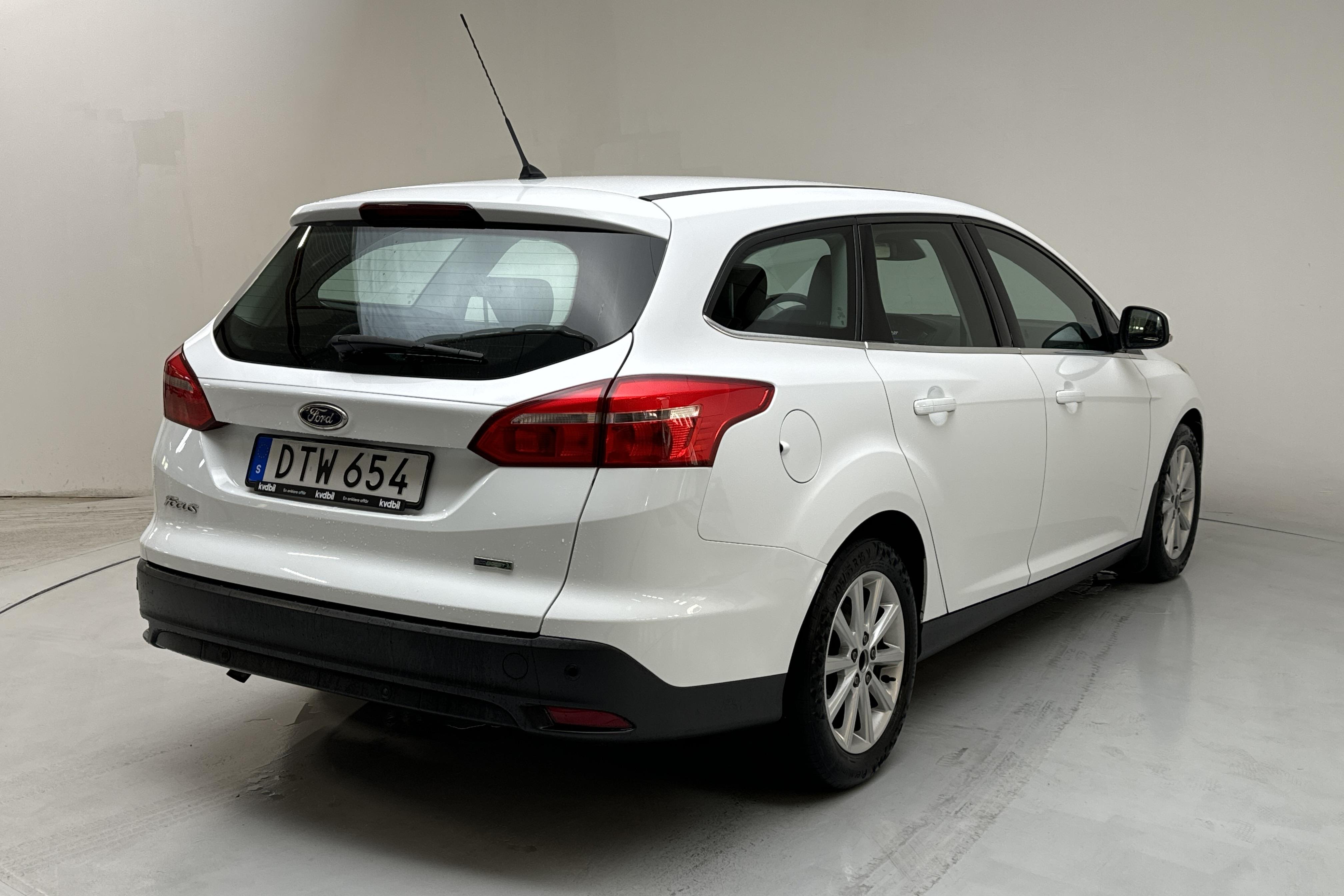 Ford Focus 1.0 EcoBoost Kombi (125hk) - 119 410 km - Manualna - biały - 2015