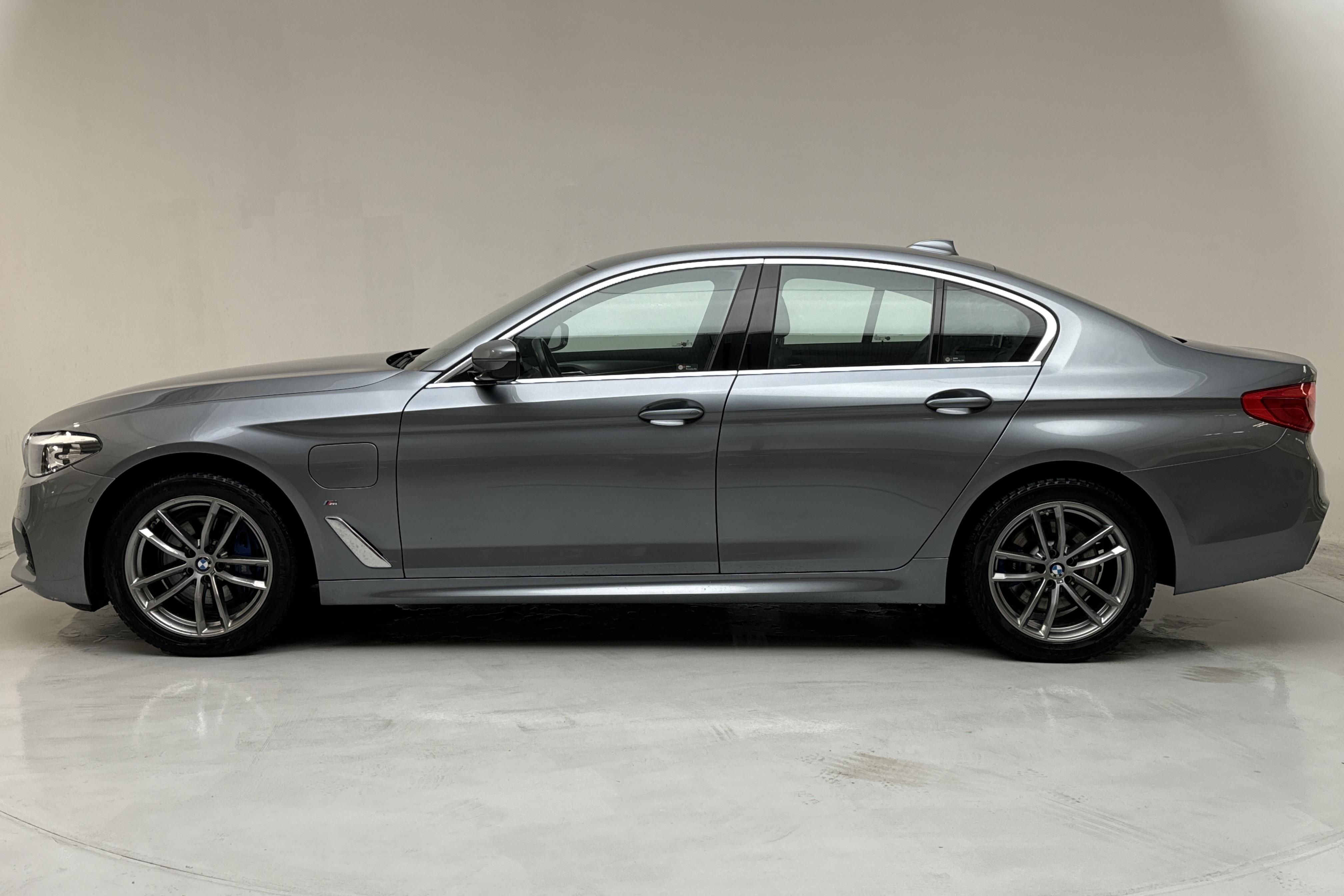 BMW 530e xDrive iPerformance Sedan, G30 12kWh (252hk) - 97 420 km - Automatyczna - niebieski - 2020