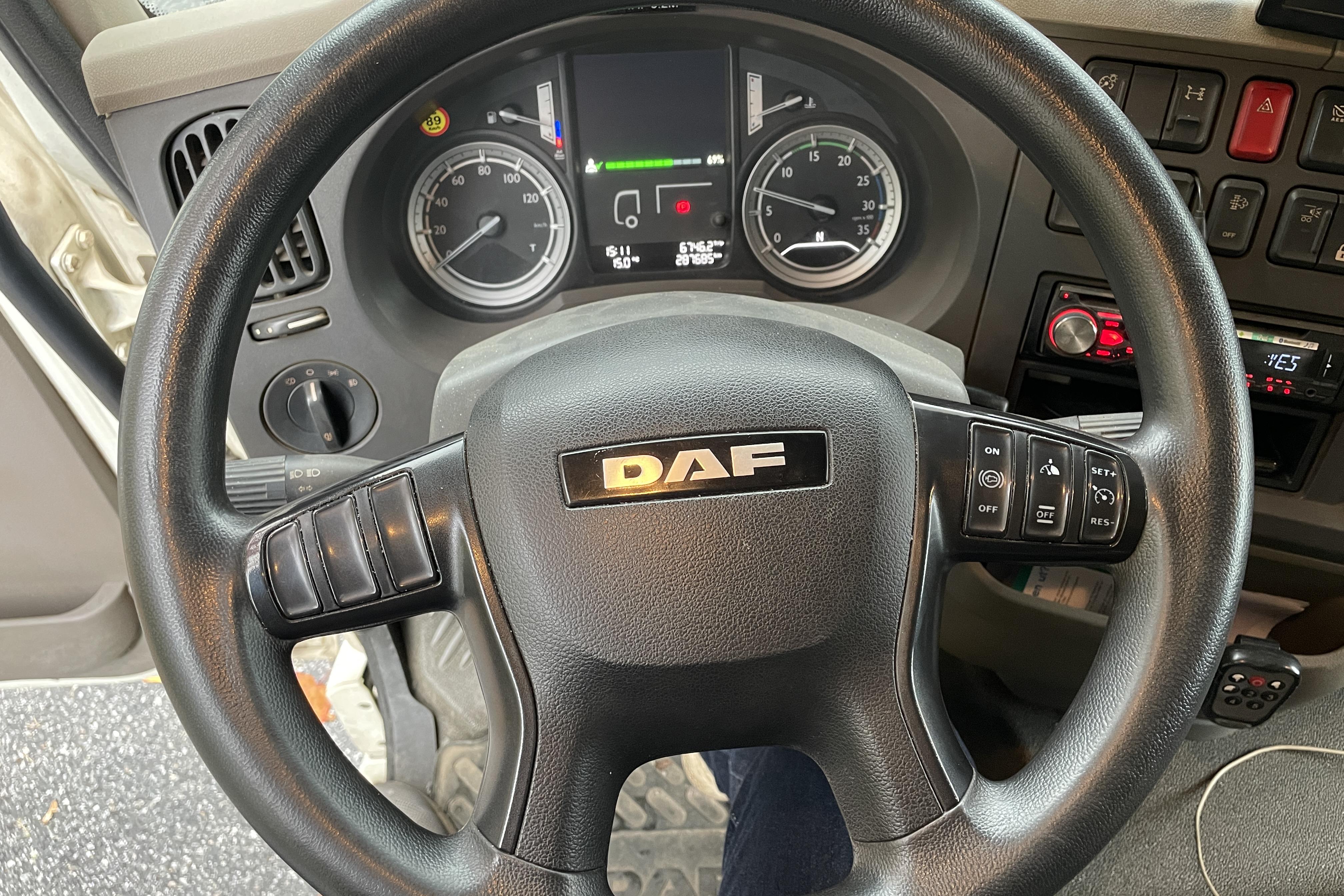 DAF LF - 287 685 km - Automatyczna - biały - 2015