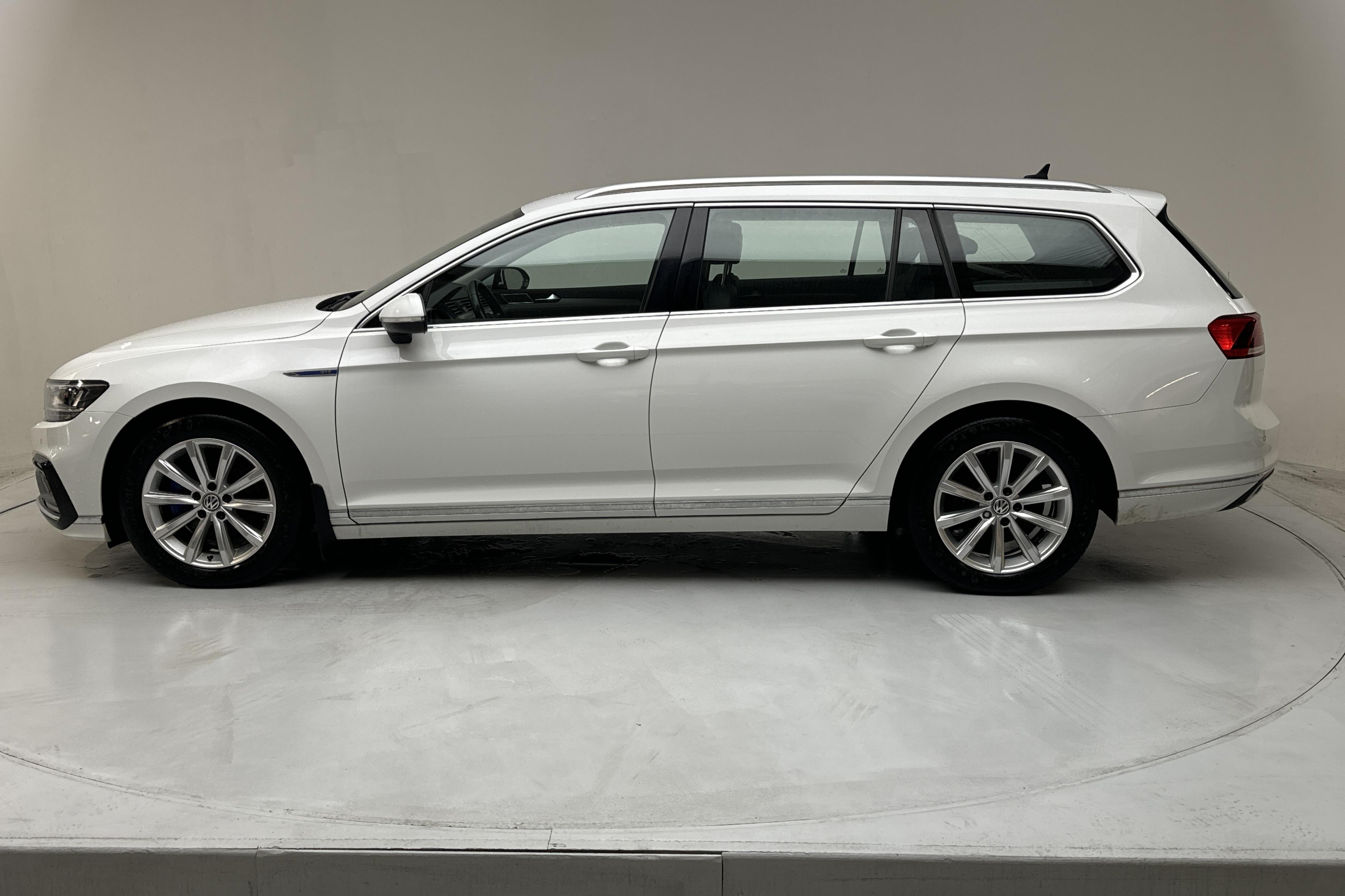 VW Passat 1.4 GTE Sportscombi (218hk) - 140 200 km - Automatic - white - 2020