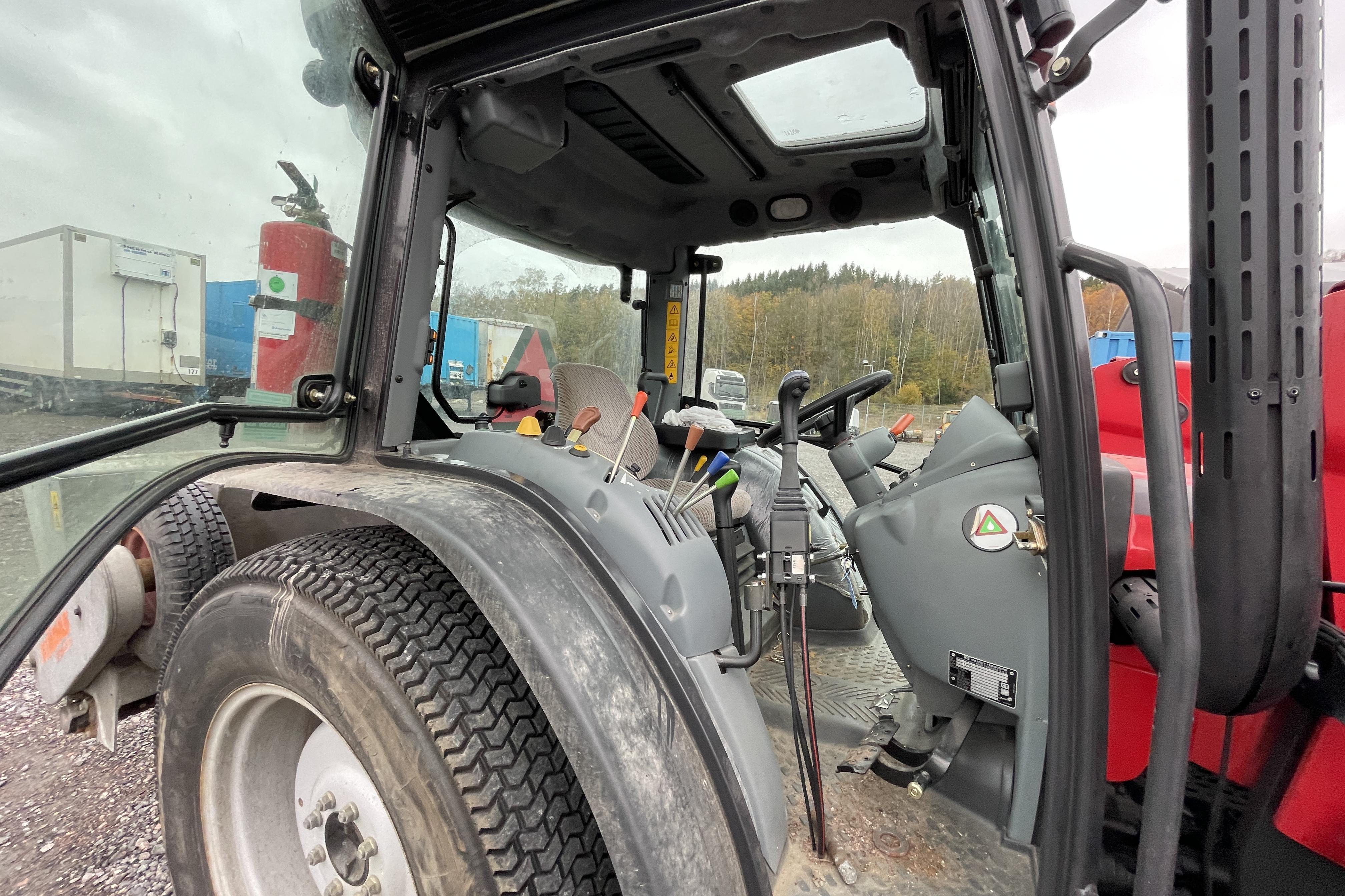 Massey Ferguson 2435 GE -  - Käsitsi - punane - 2006