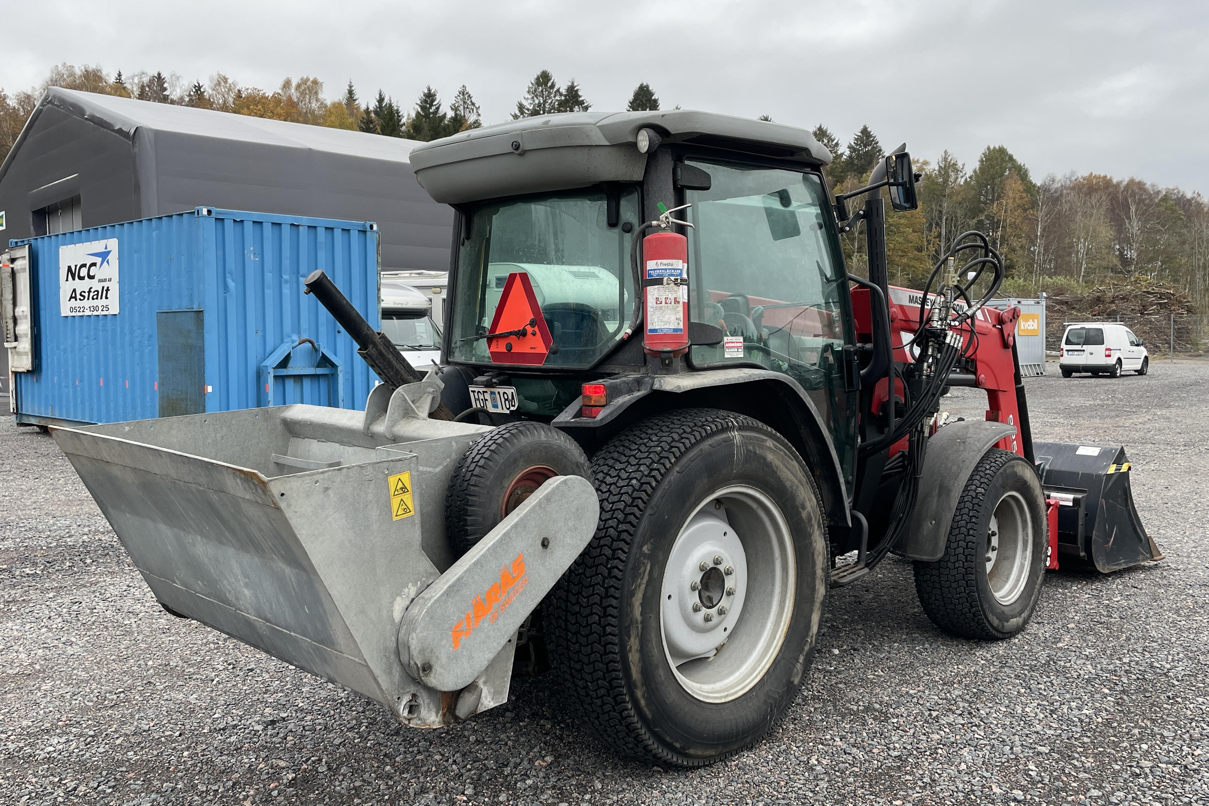 Massey Ferguson 2435 GE -  - Manuaalinen - punainen - 2006