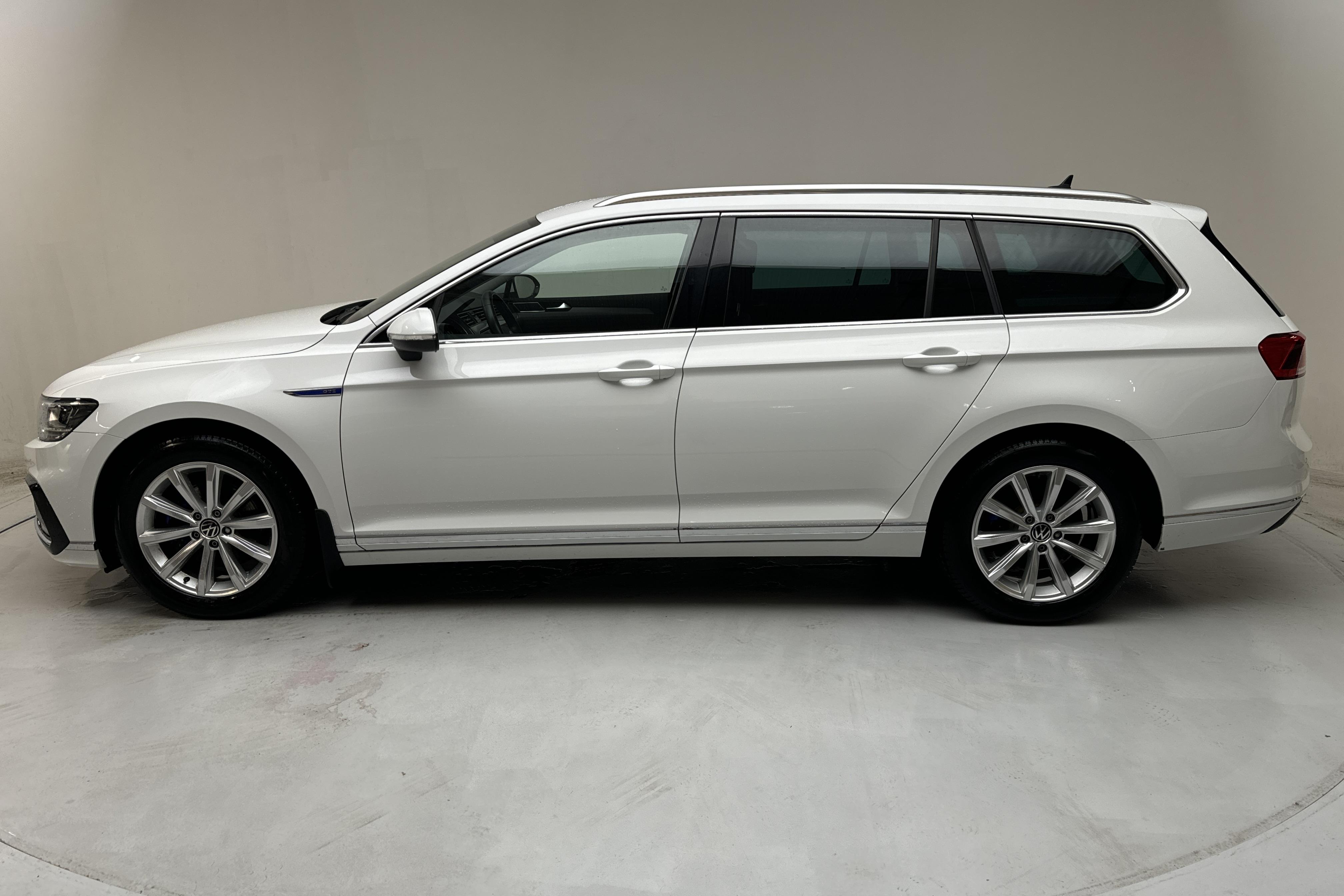 VW Passat 1.4 GTE Sportscombi (218hk) - 4 874 mil - Automat - vit - 2021