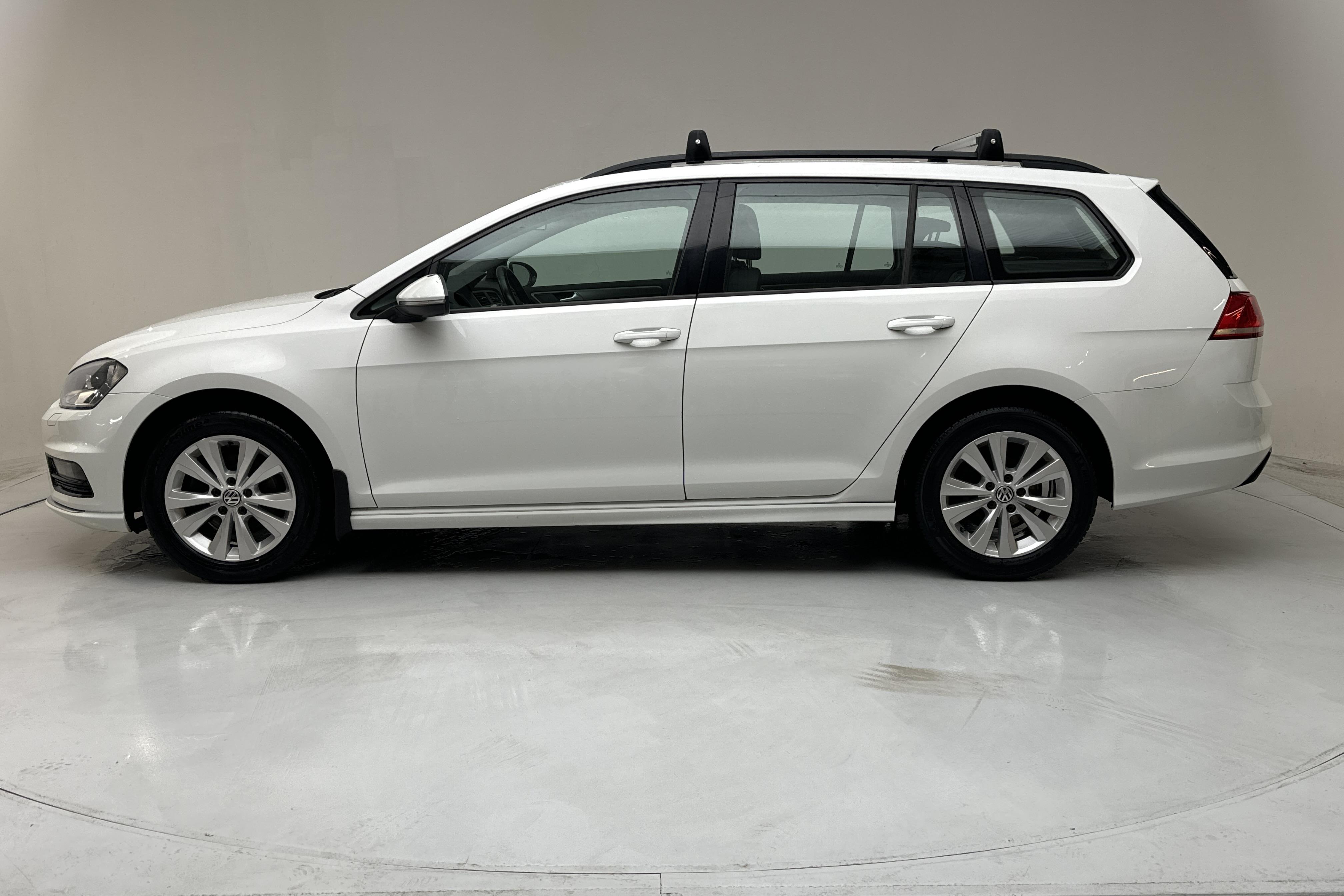 VW Golf VII 1.6 TDI BlueMotion Technology Sportscombi (105hk) - 104 200 km - Manualna - biały - 2015