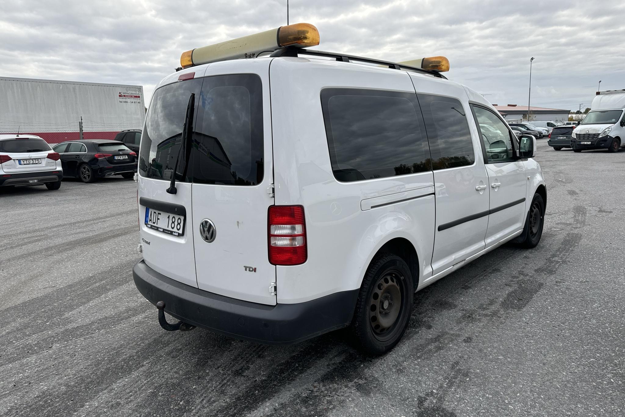 VW Caddy Life Maxi 1.6 TDI (102hk) - 143 920 km - Manuaalinen - valkoinen - 2013