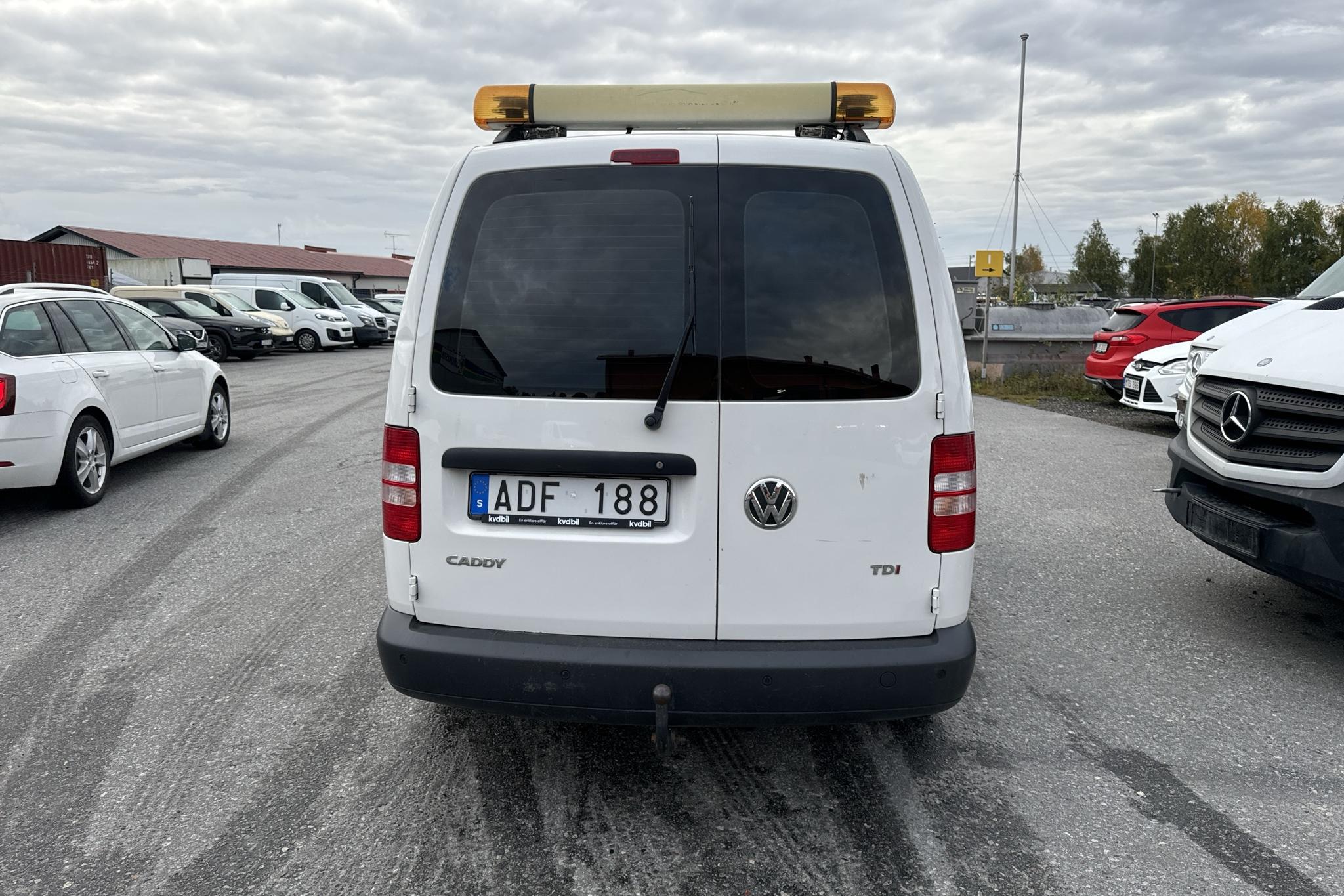 VW Caddy Life Maxi 1.6 TDI (102hk) - 143 920 km - Käsitsi - valge - 2013